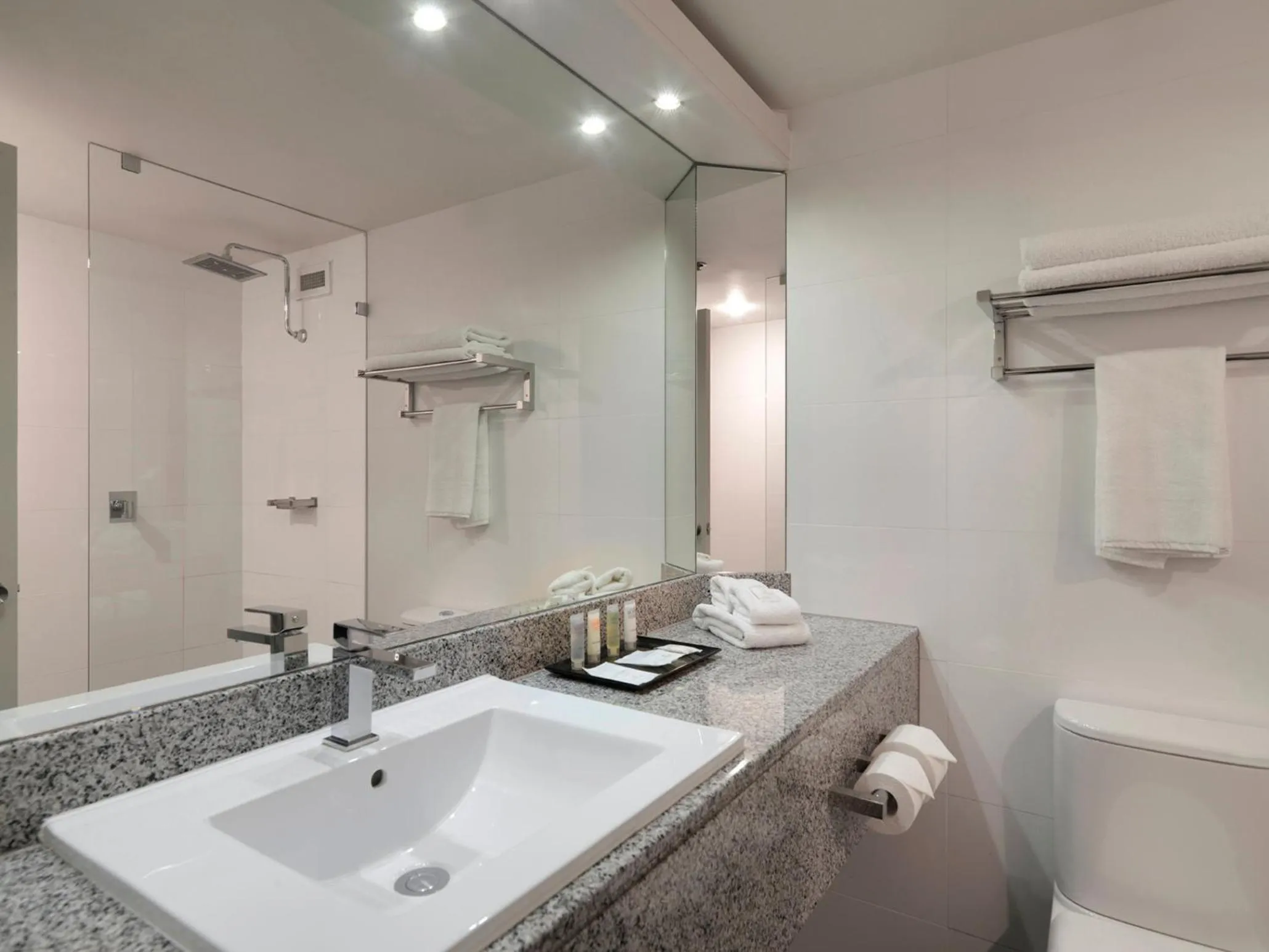 Bathroom in Hotel Grand Chancellor Adelaide