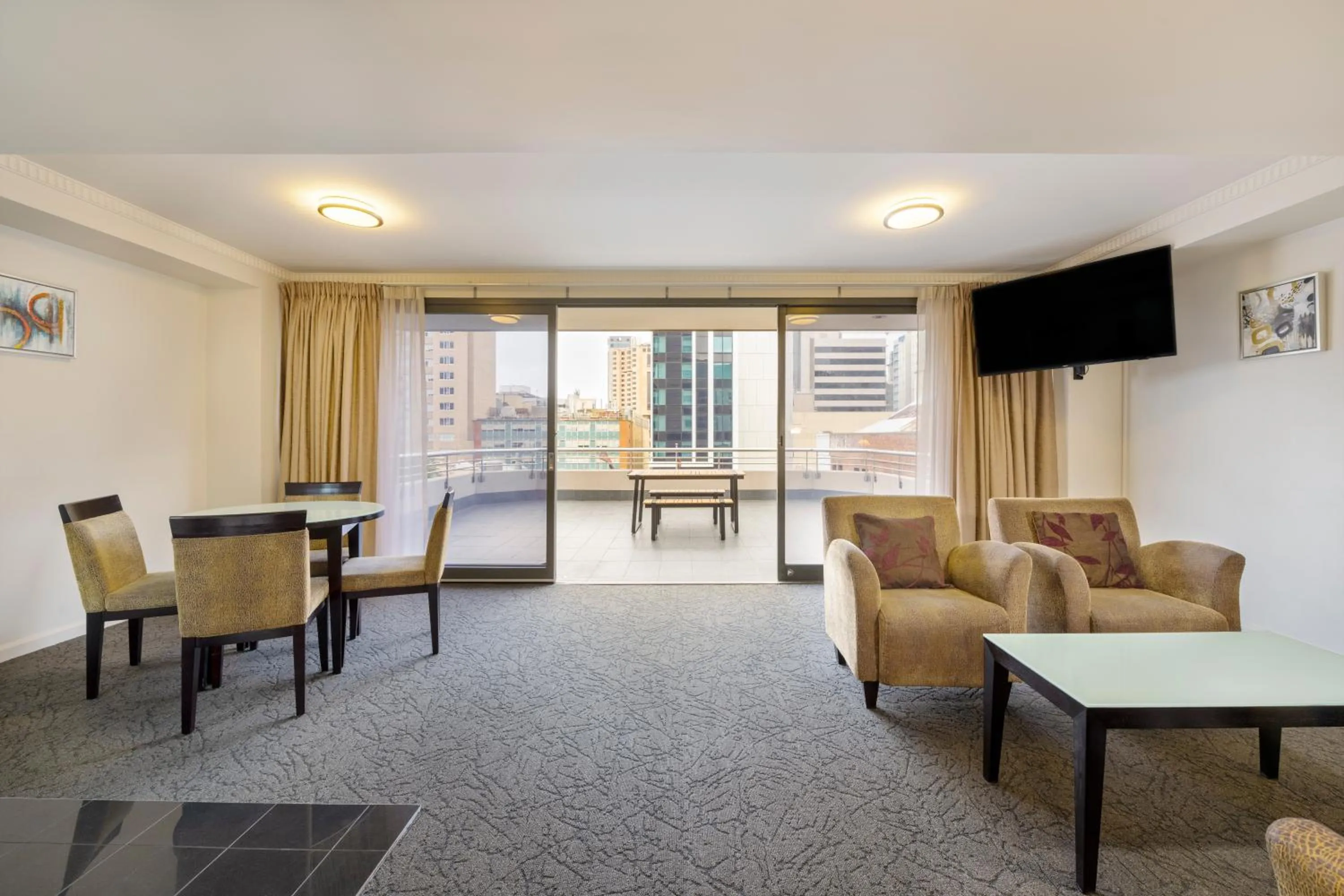 Living room in Hotel Grand Chancellor Adelaide