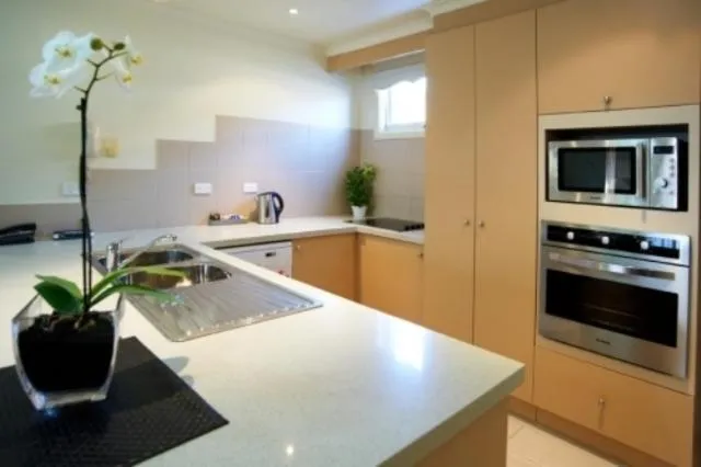 Kitchen or kitchenette in Comfort Apartments Royal Gardens
