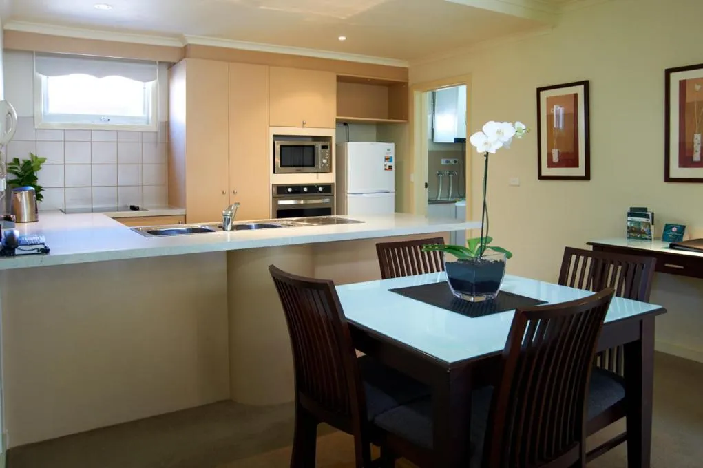 Kitchen or kitchenette in Comfort Apartments Royal Gardens
