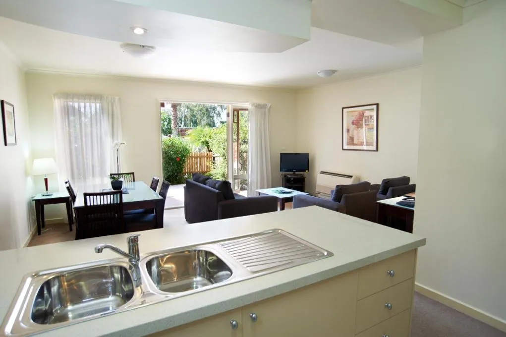 Kitchen or kitchenette in Comfort Apartments Royal Gardens