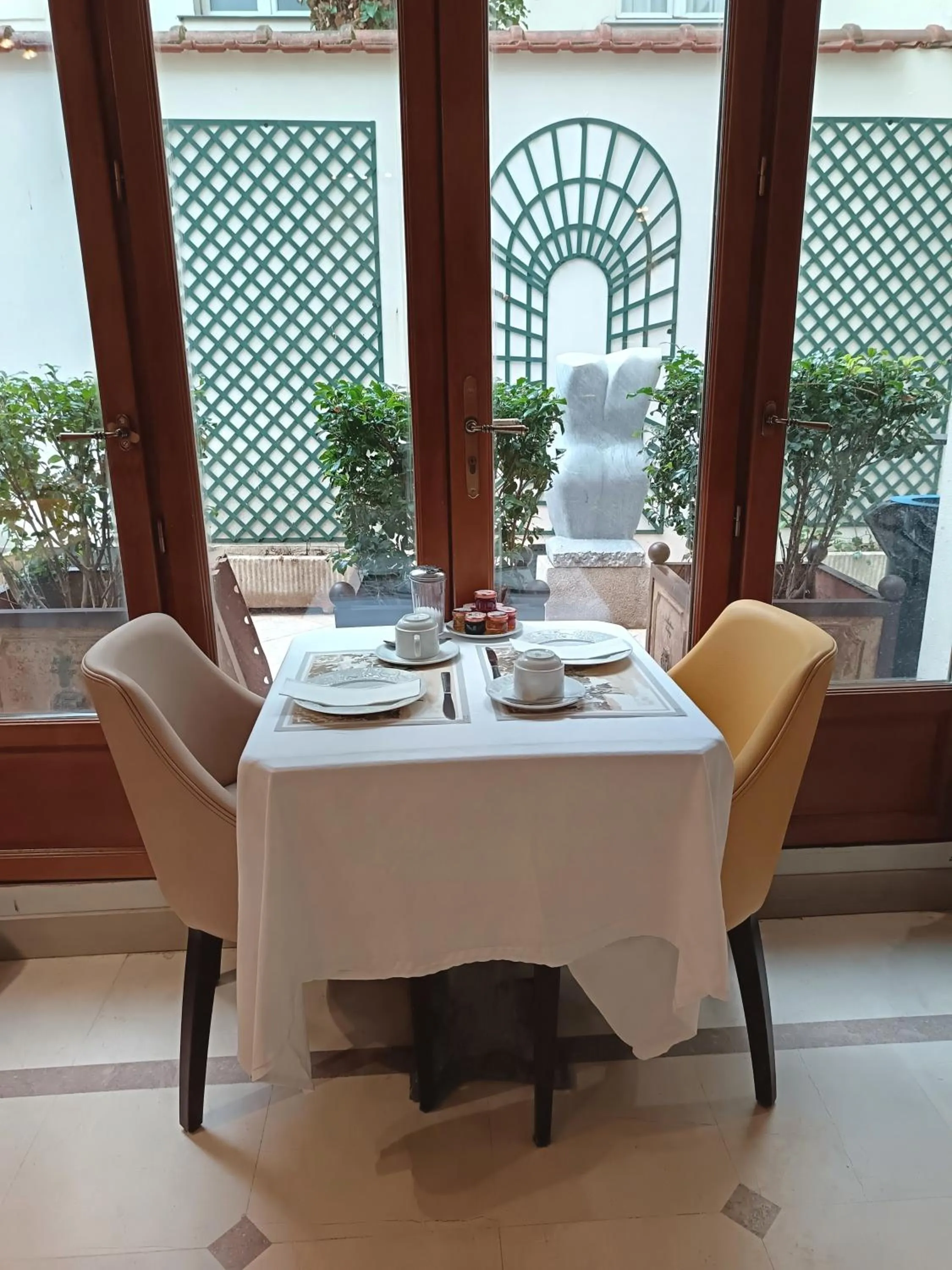 Breakfast in Hotel des Bains