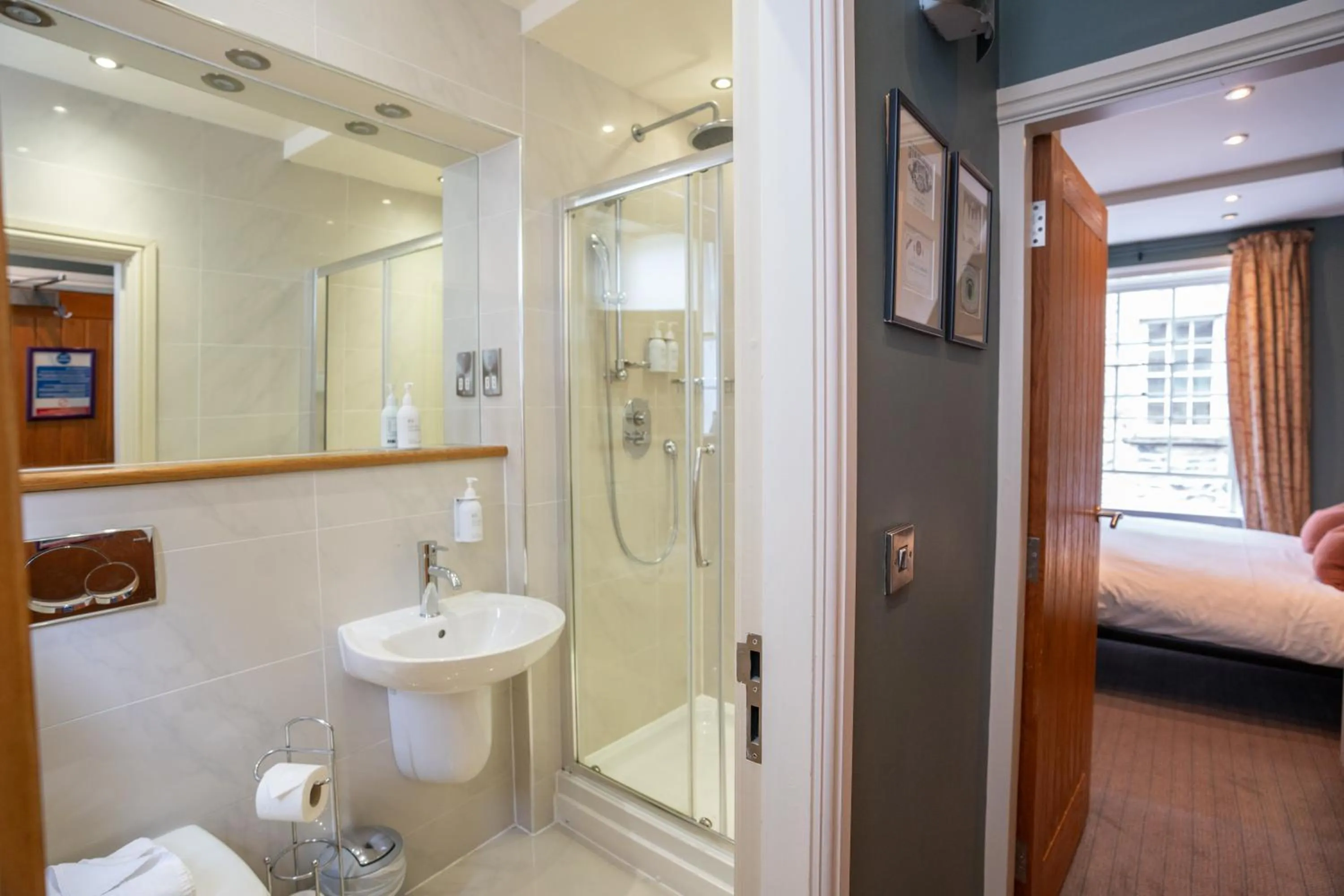 Bathroom, Bed in Plato's