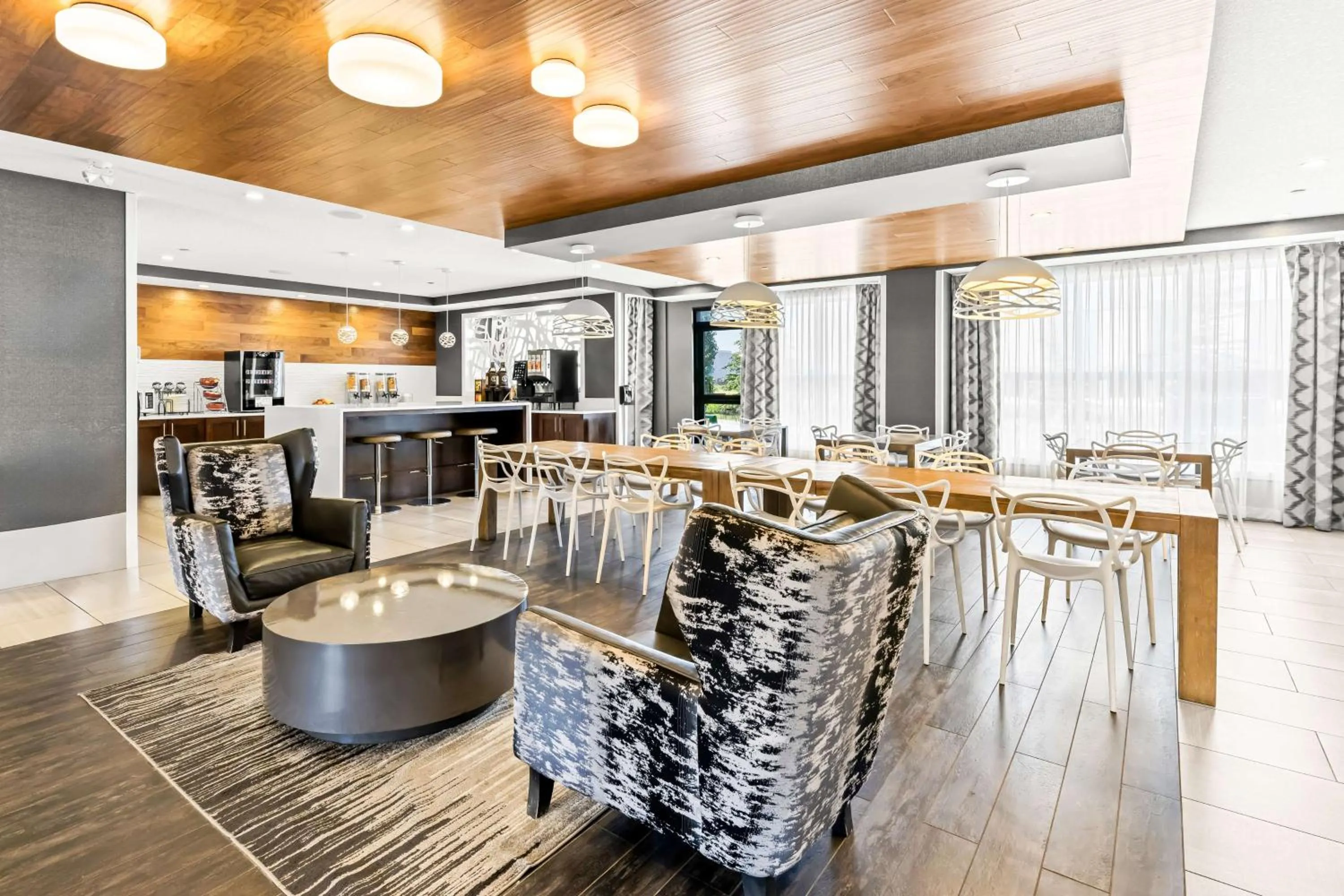 Lobby or reception in Best Western Plus Airdrie Gateway