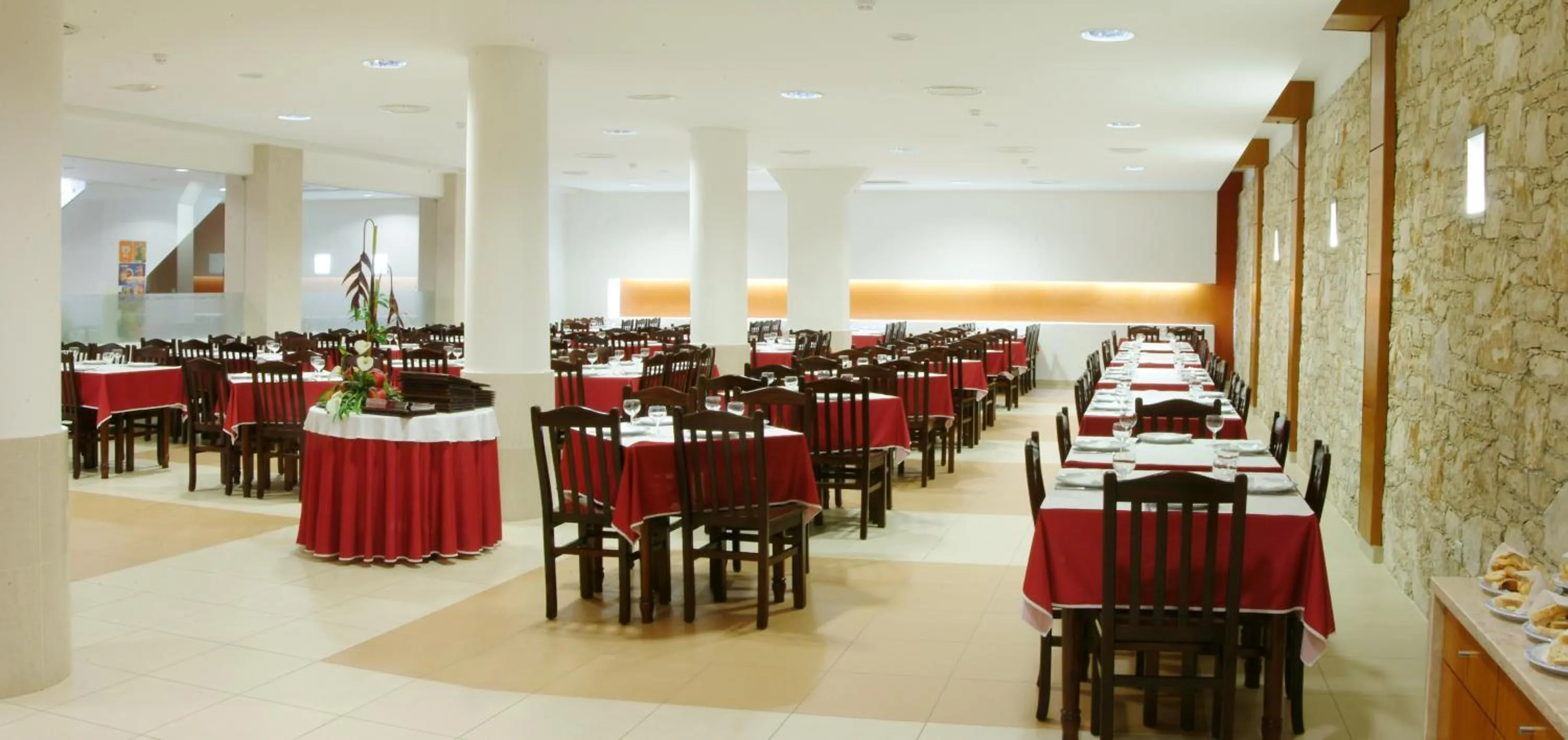 Restaurant/places to eat in Hotel Recinto