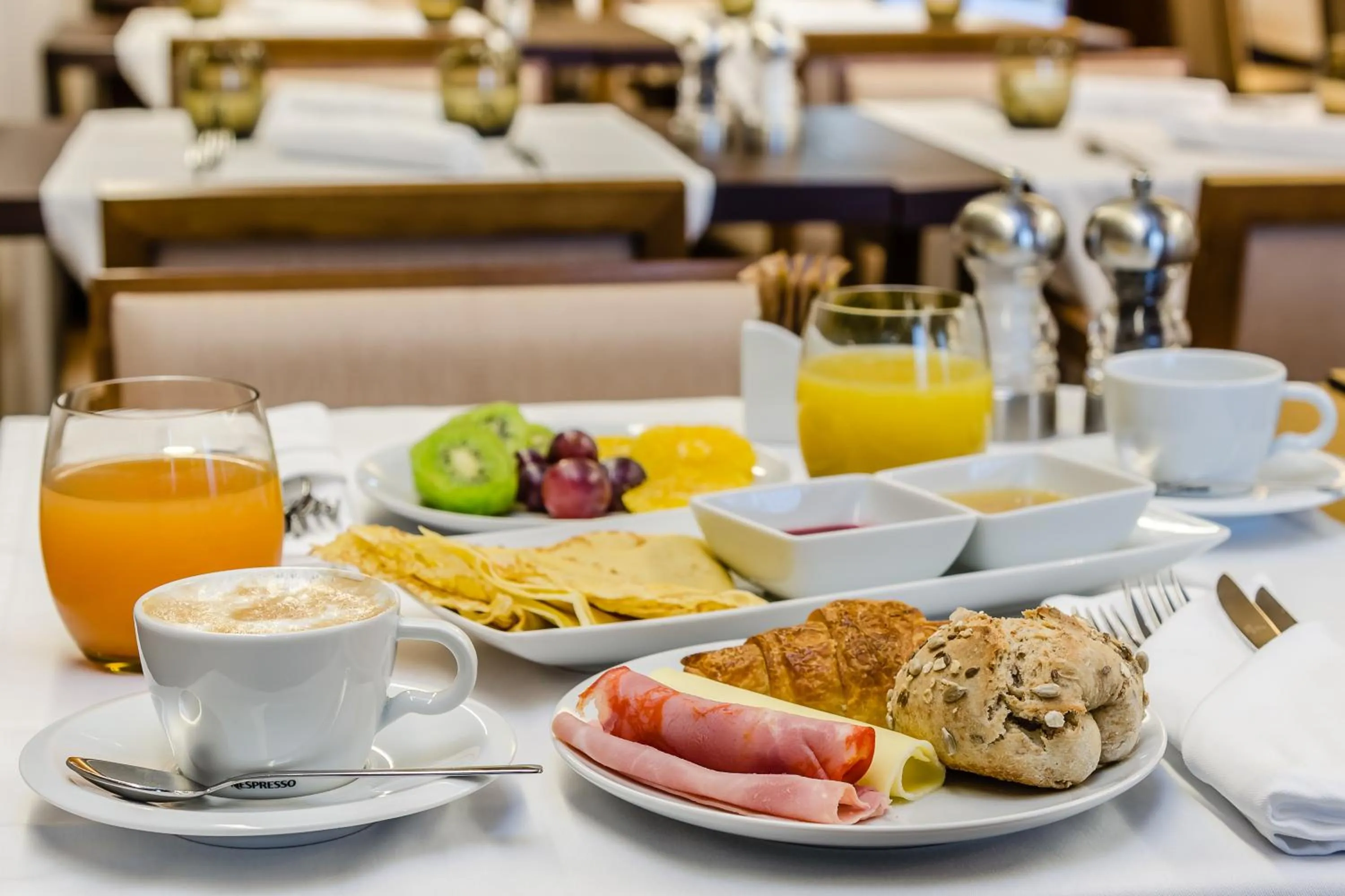 Buffet breakfast in Hotel Villa Batalha