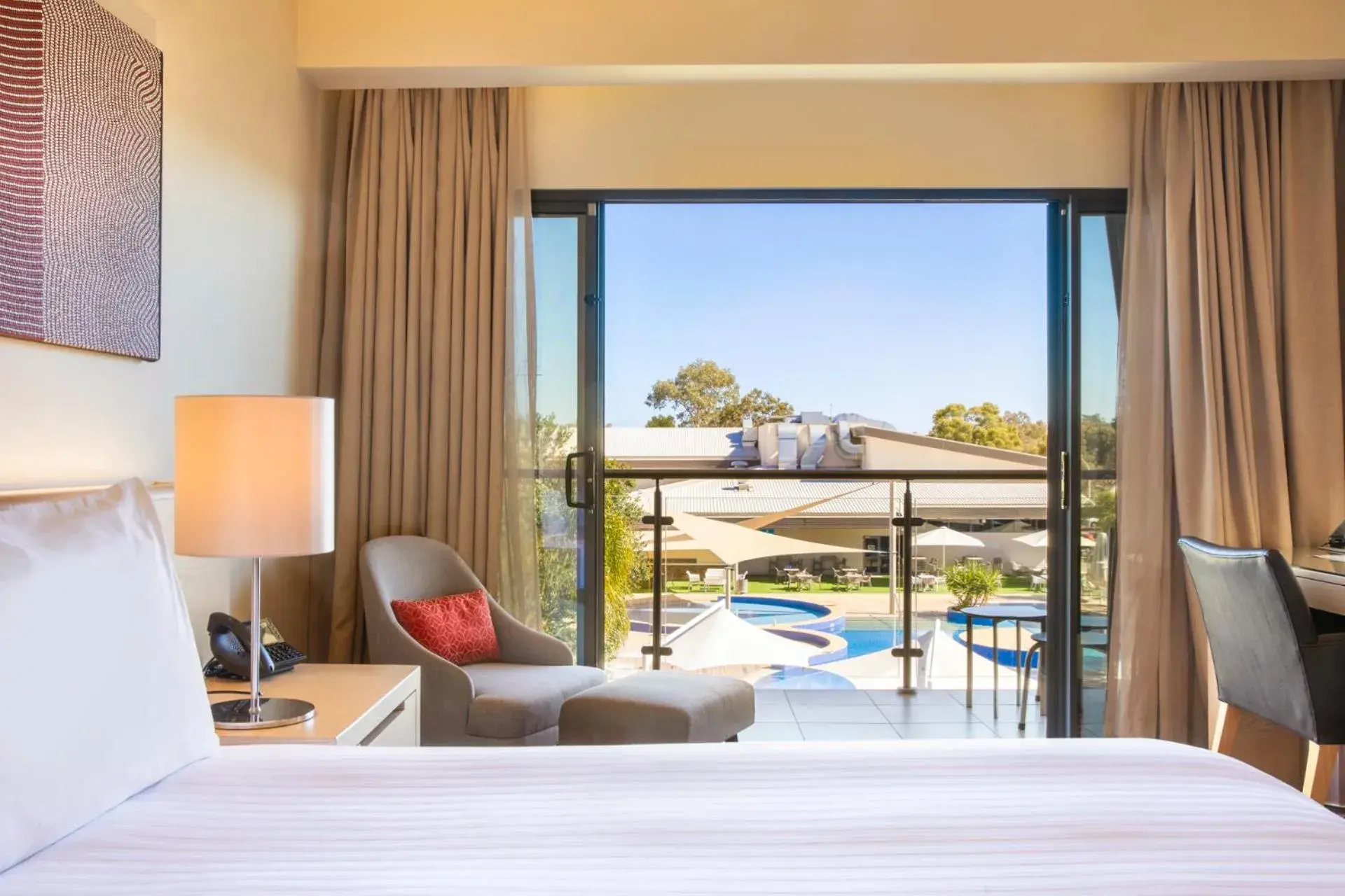 Premium King Room with Pool View in Crowne Plaza Alice Springs Lasseters by IHG Premium King Room with Pool View in Crowne Plaza Alice Springs Lasseters by IHG