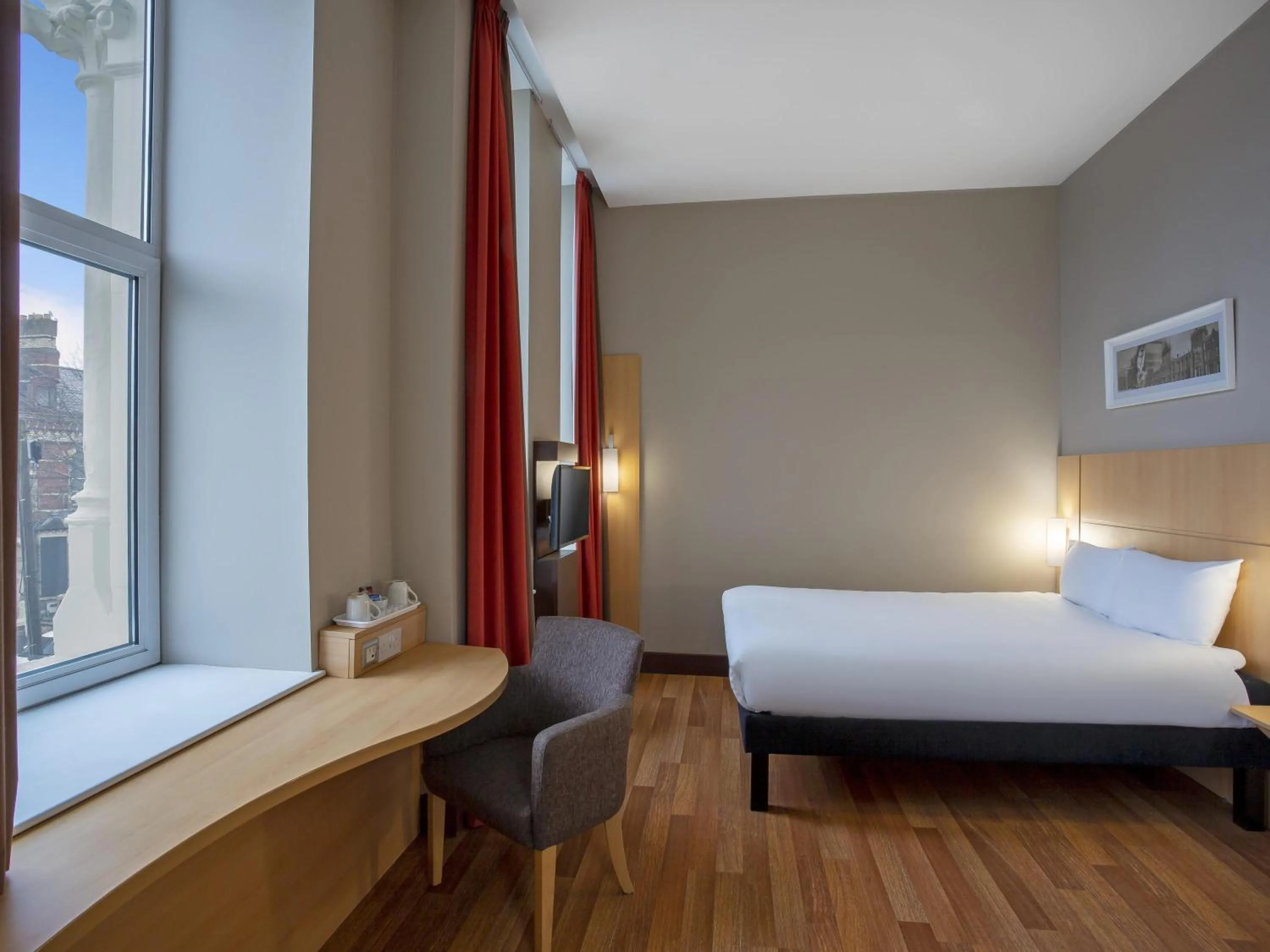 Bedroom, Bed in ibis Belfast Queens Quarter