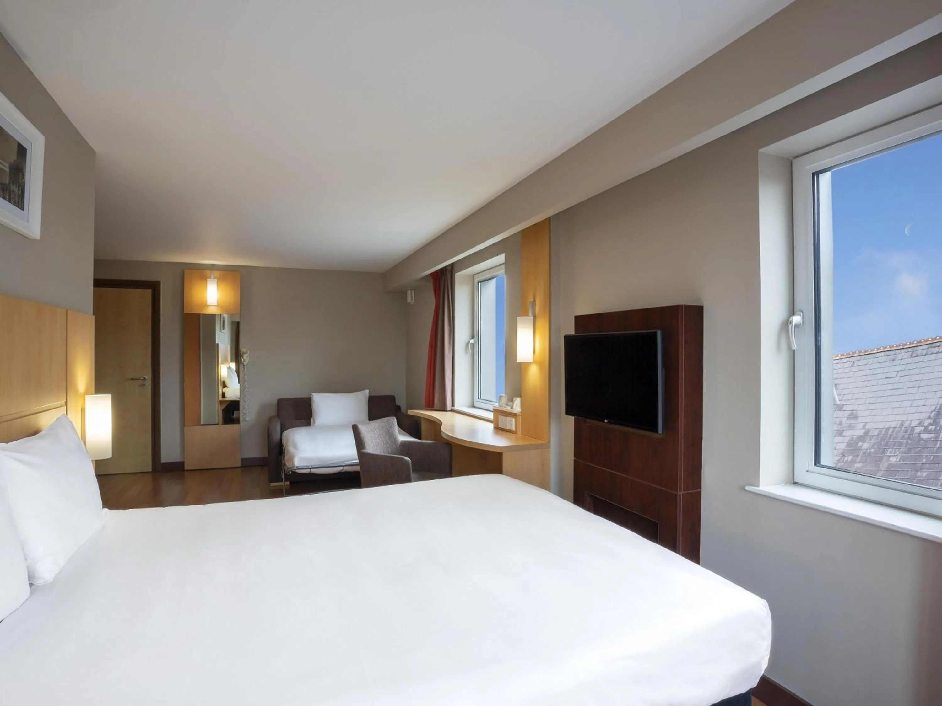 Bedroom, Bed in ibis Belfast Queens Quarter