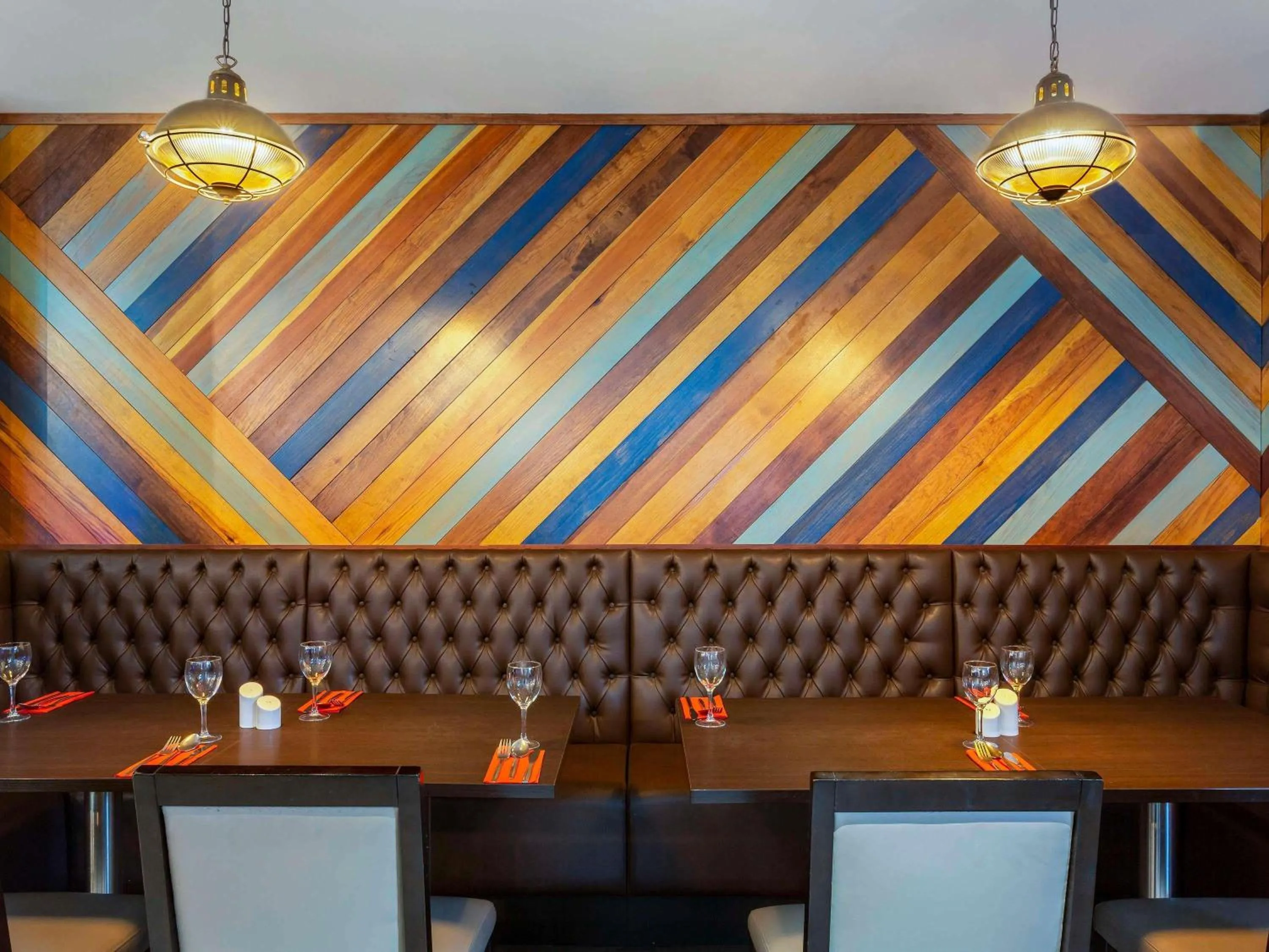 Lounge or bar in ibis Belfast Queens Quarter