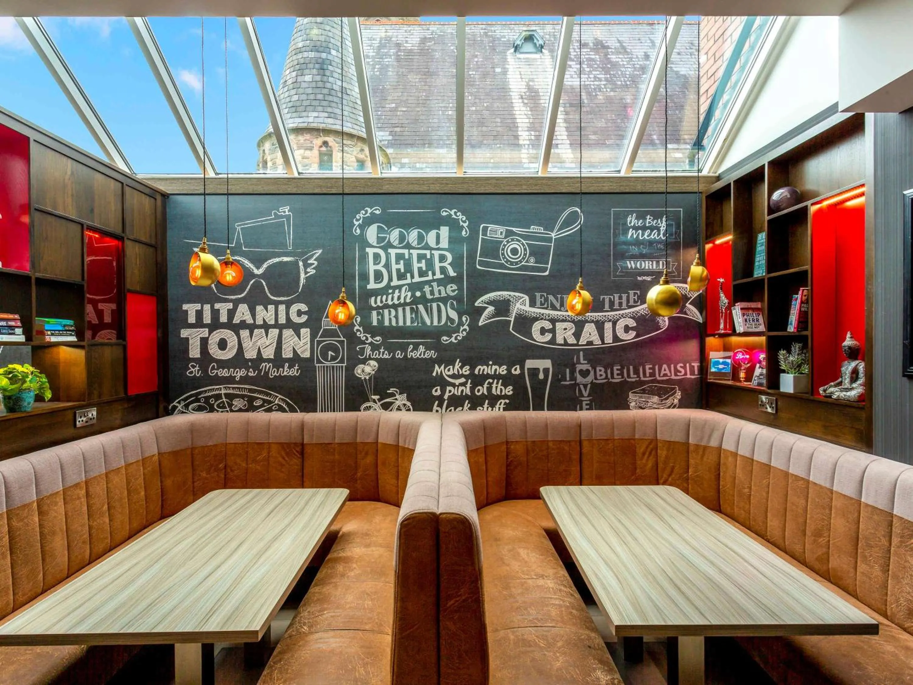 Lounge or bar in ibis Belfast Queens Quarter