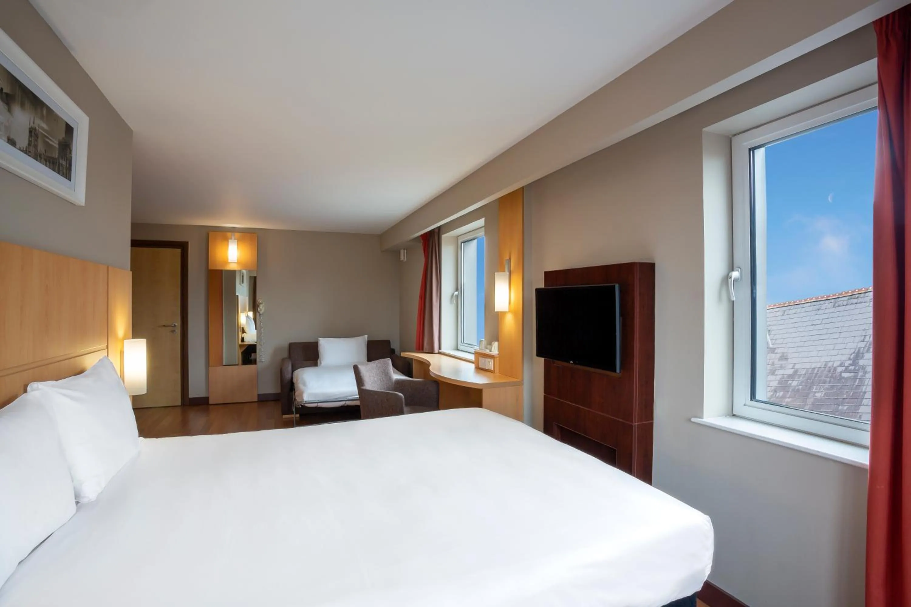 Bed in ibis Belfast Queens Quarter