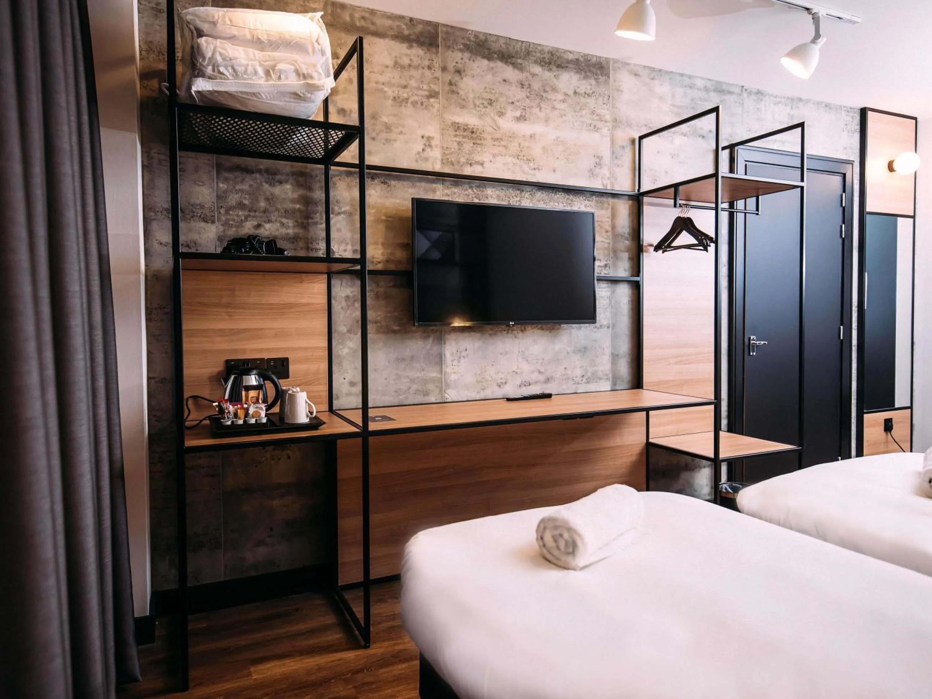 Bedroom, Bed in ibis Belfast City Centre