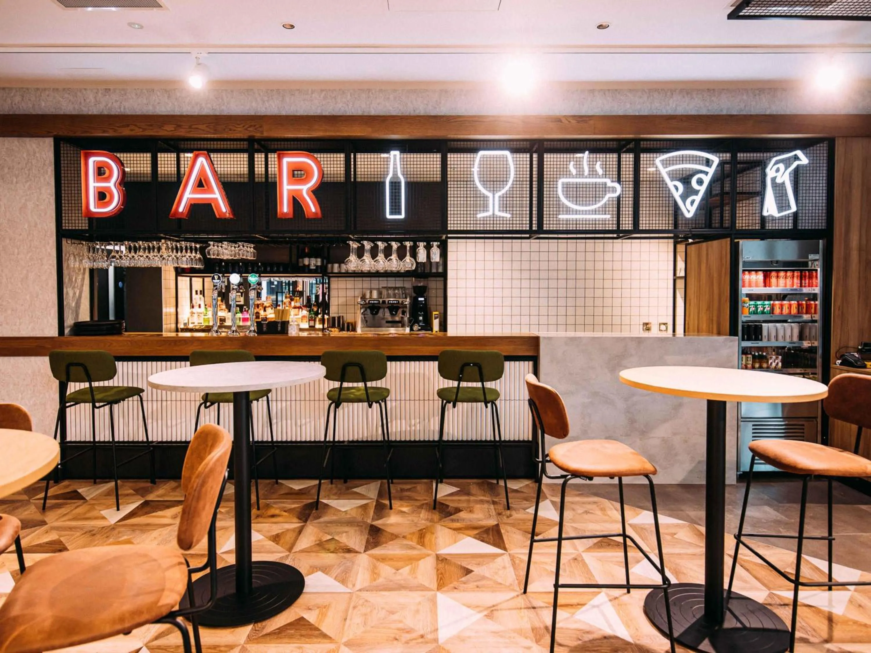 Lounge or bar in ibis Belfast City Centre