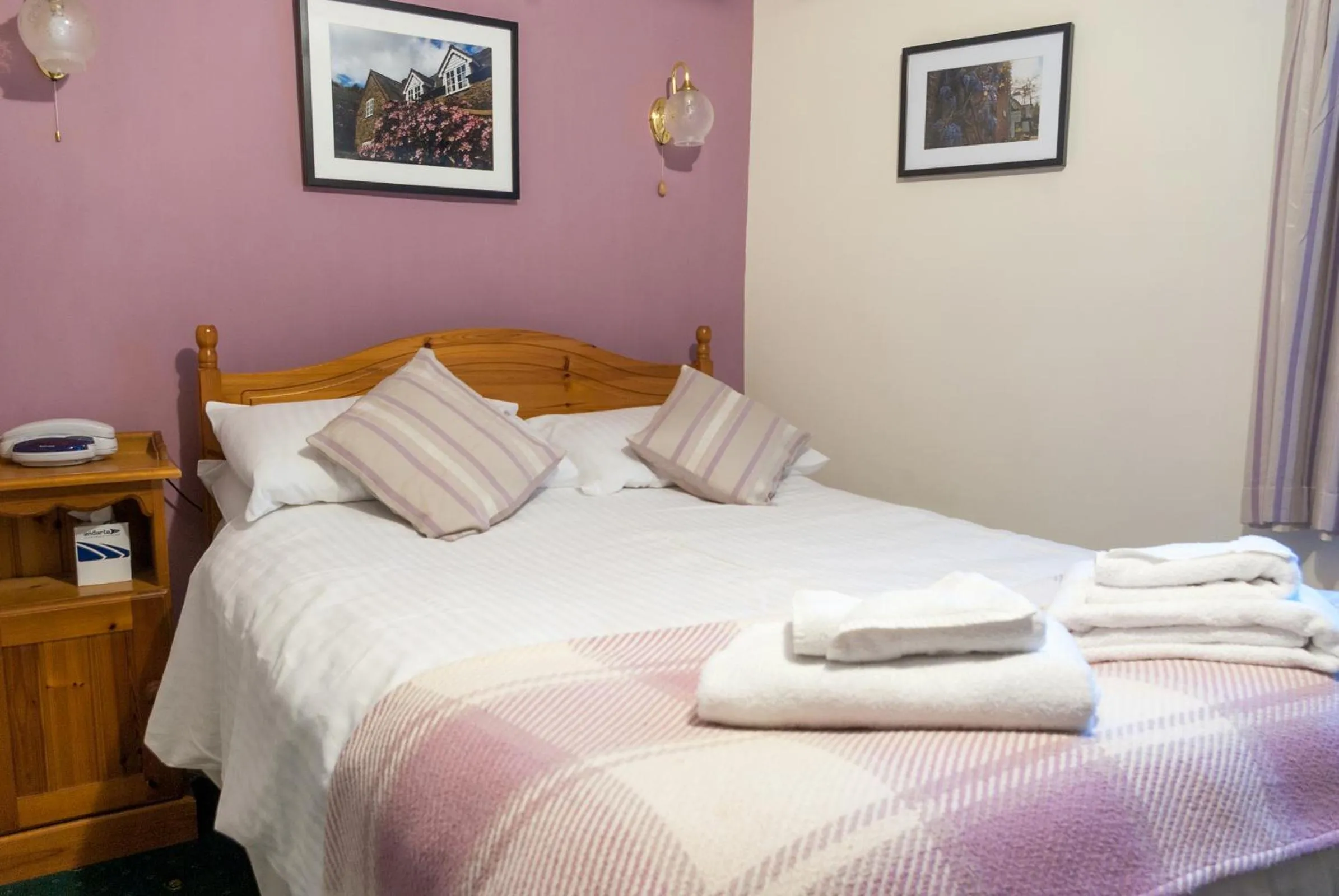 Photo of the whole room, Bed in The Dragon Hotel