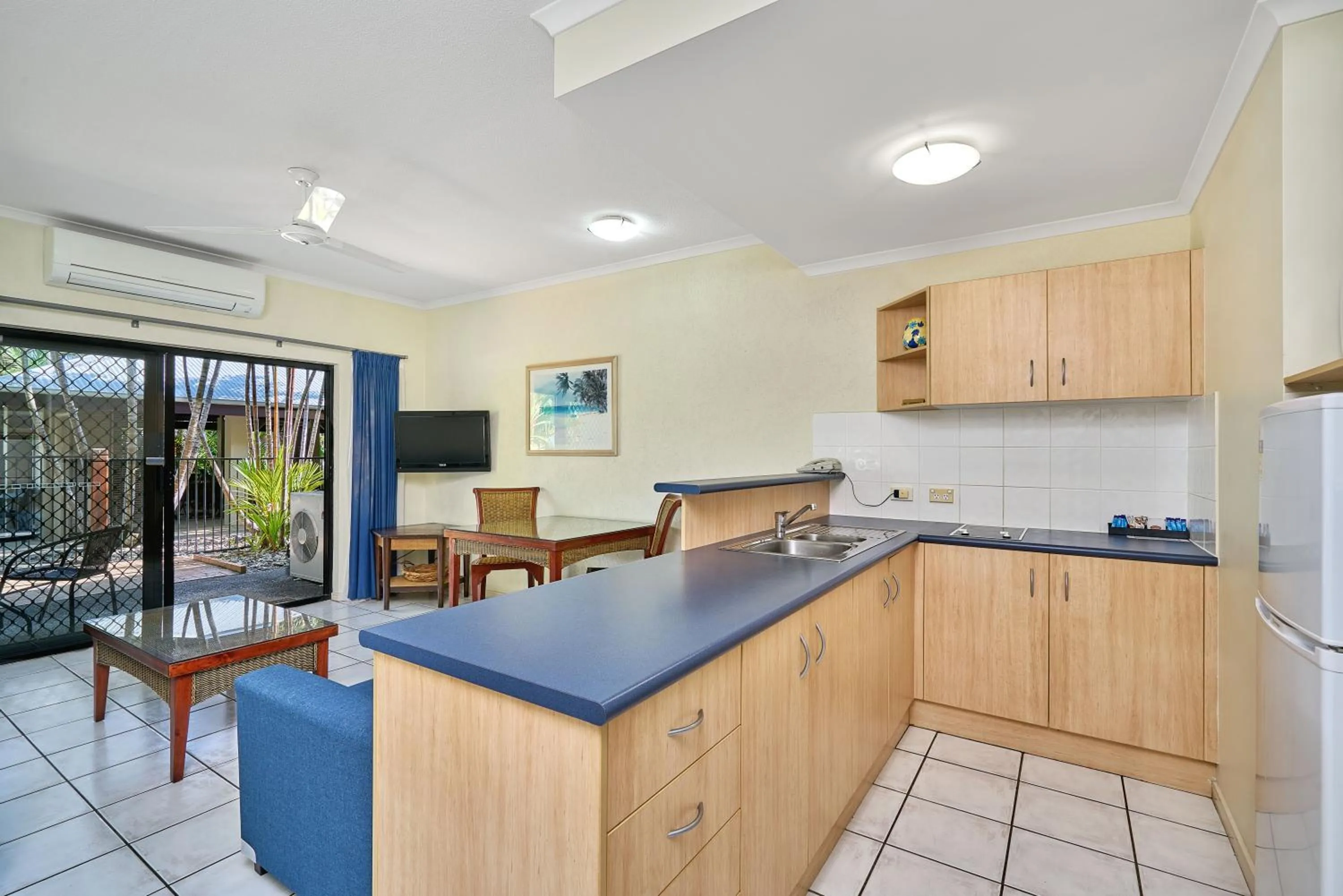 Kitchen or kitchenette in Trinity Beach Club Holiday Apartments