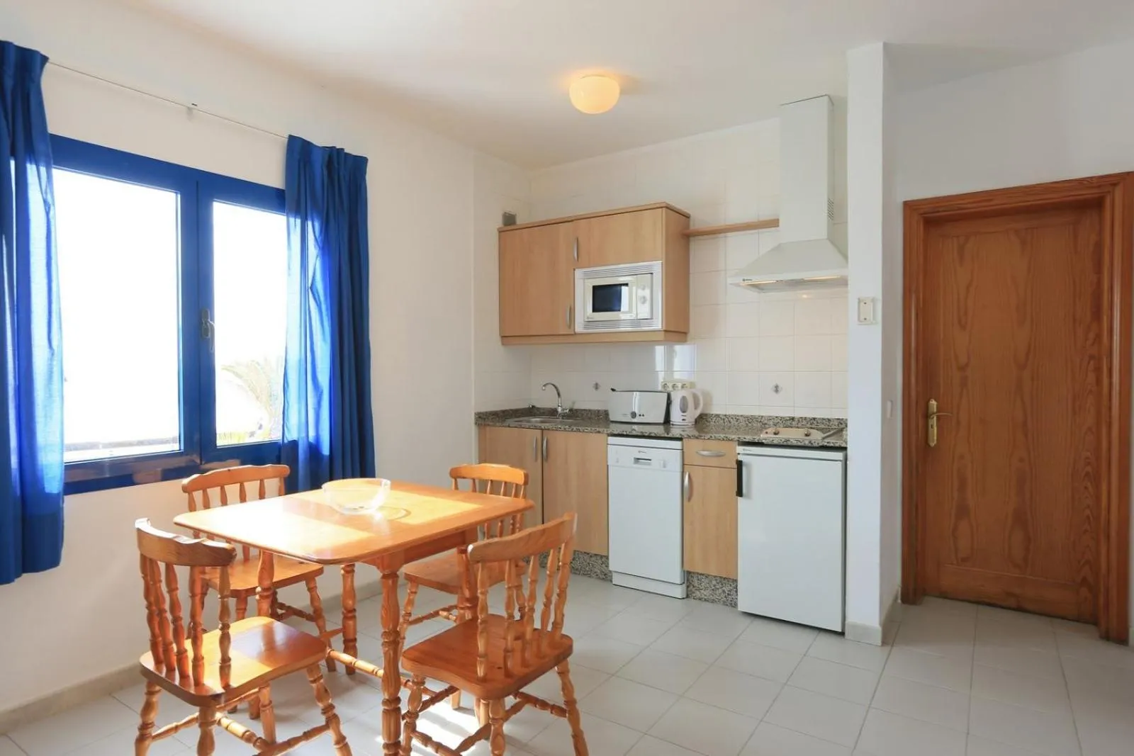 Kitchen or kitchenette in Apartamentos Club Pocillos