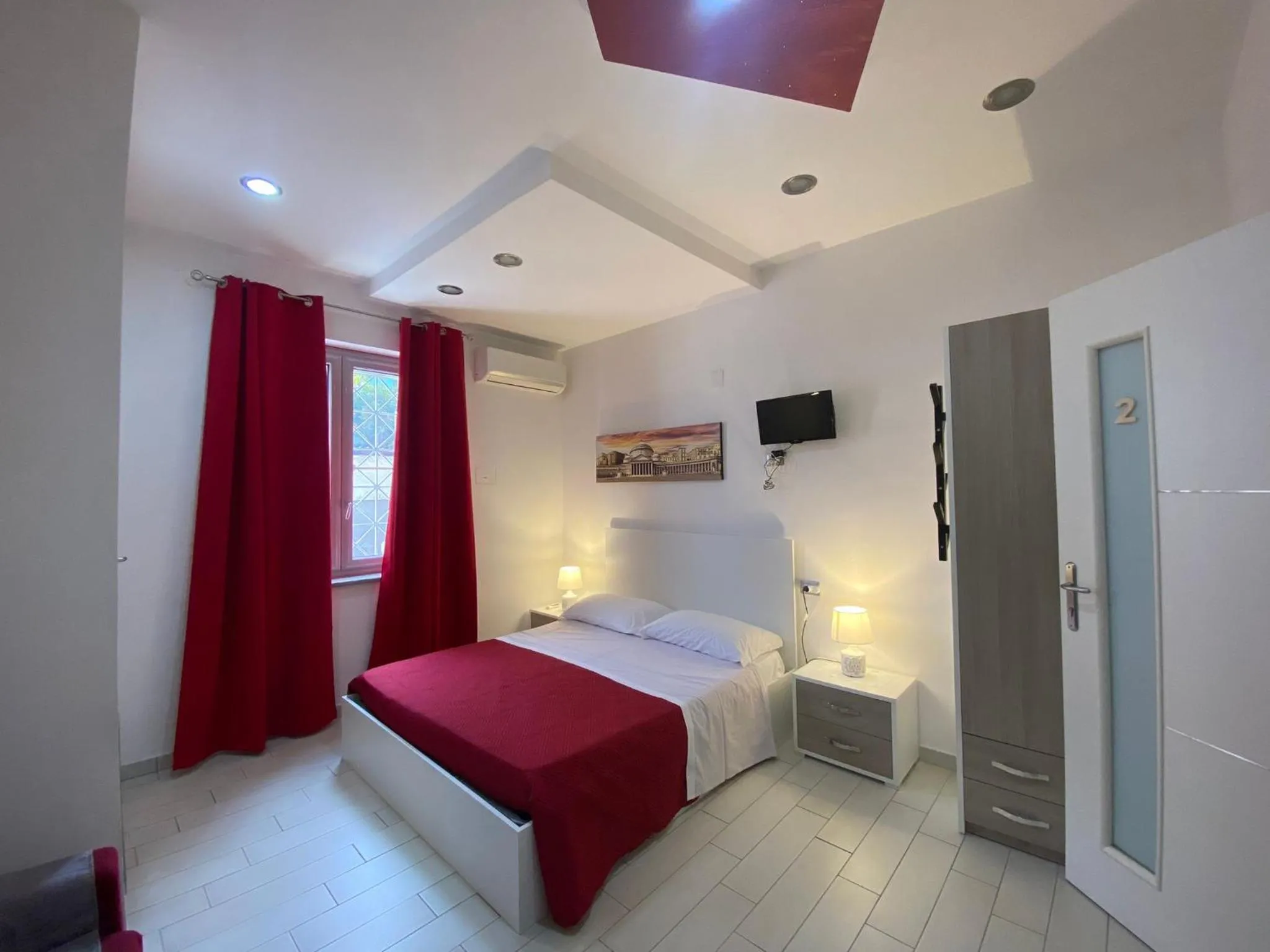 Photo of the whole room, Bed in Family Room