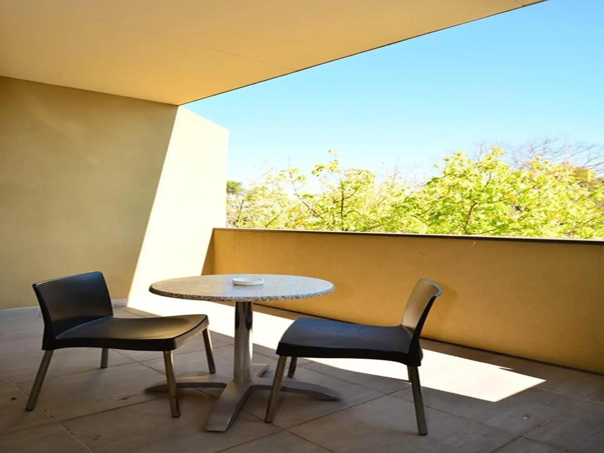 Deluxe Triple Room in Mornington Hotel Deluxe Triple Room in Mornington Hotel