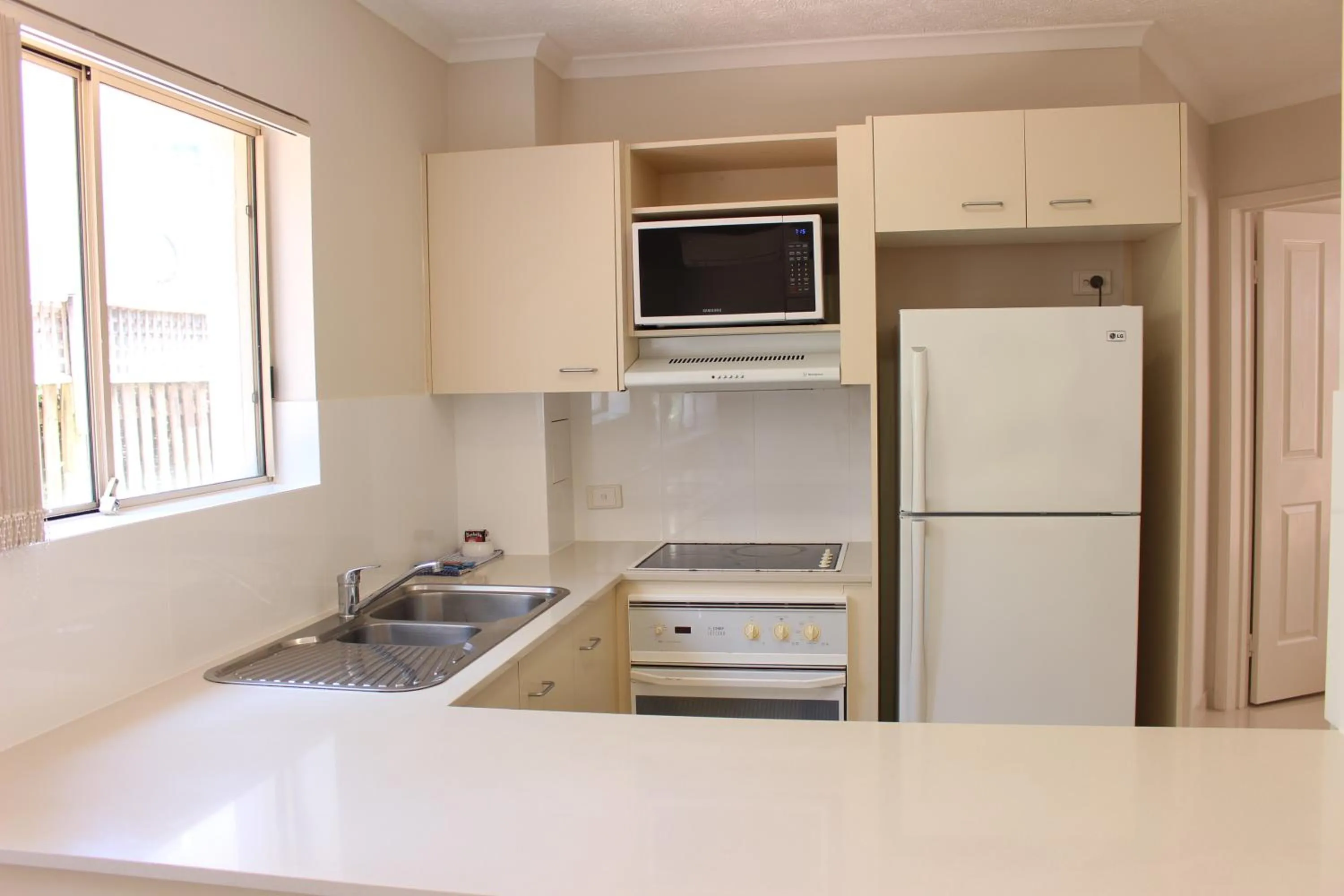 Kitchen or kitchenette in Surfers Riverside