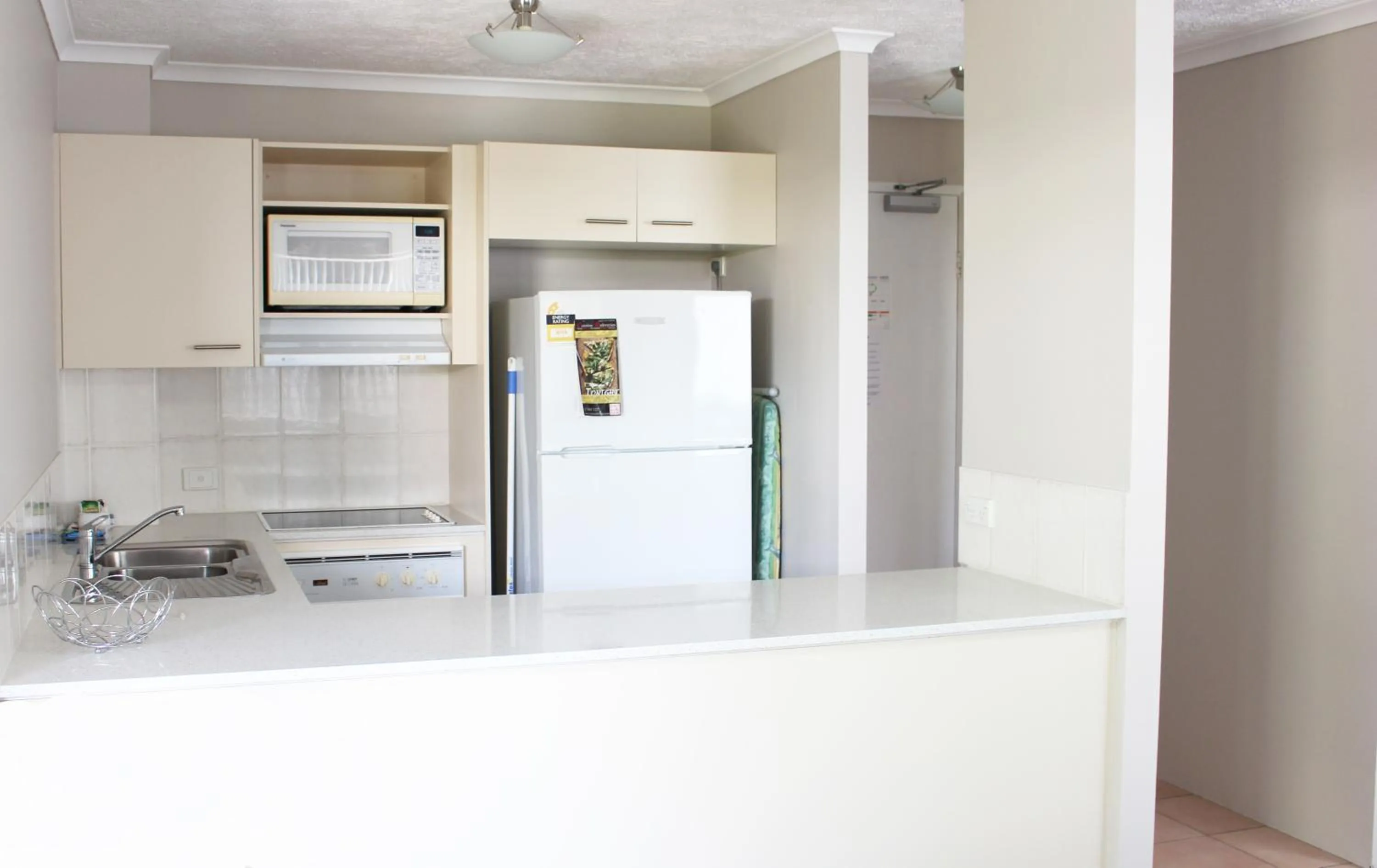 Kitchen or kitchenette in Surfers Riverside