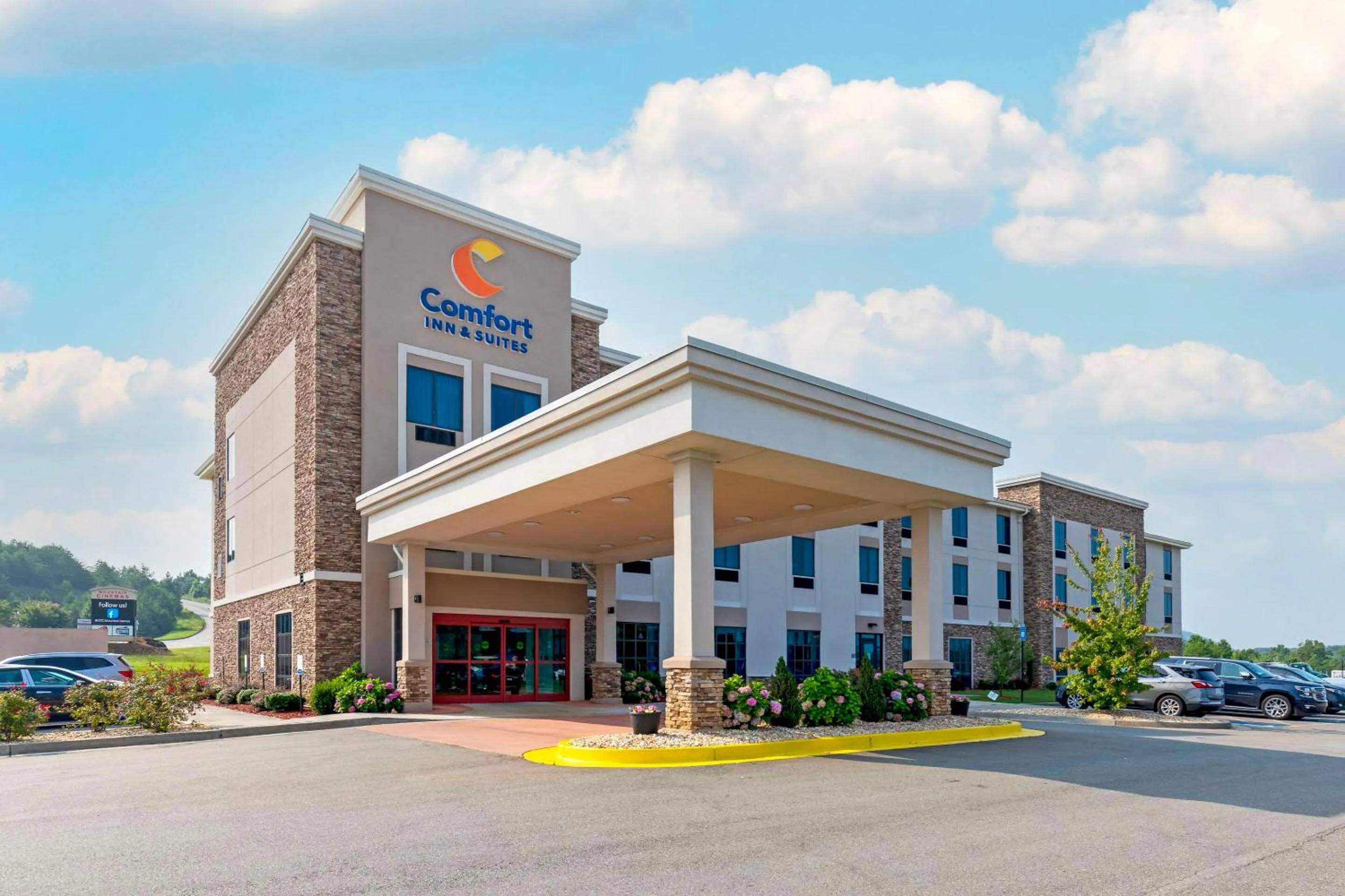 Property building in Comfort Inn & Suites East Ellijay