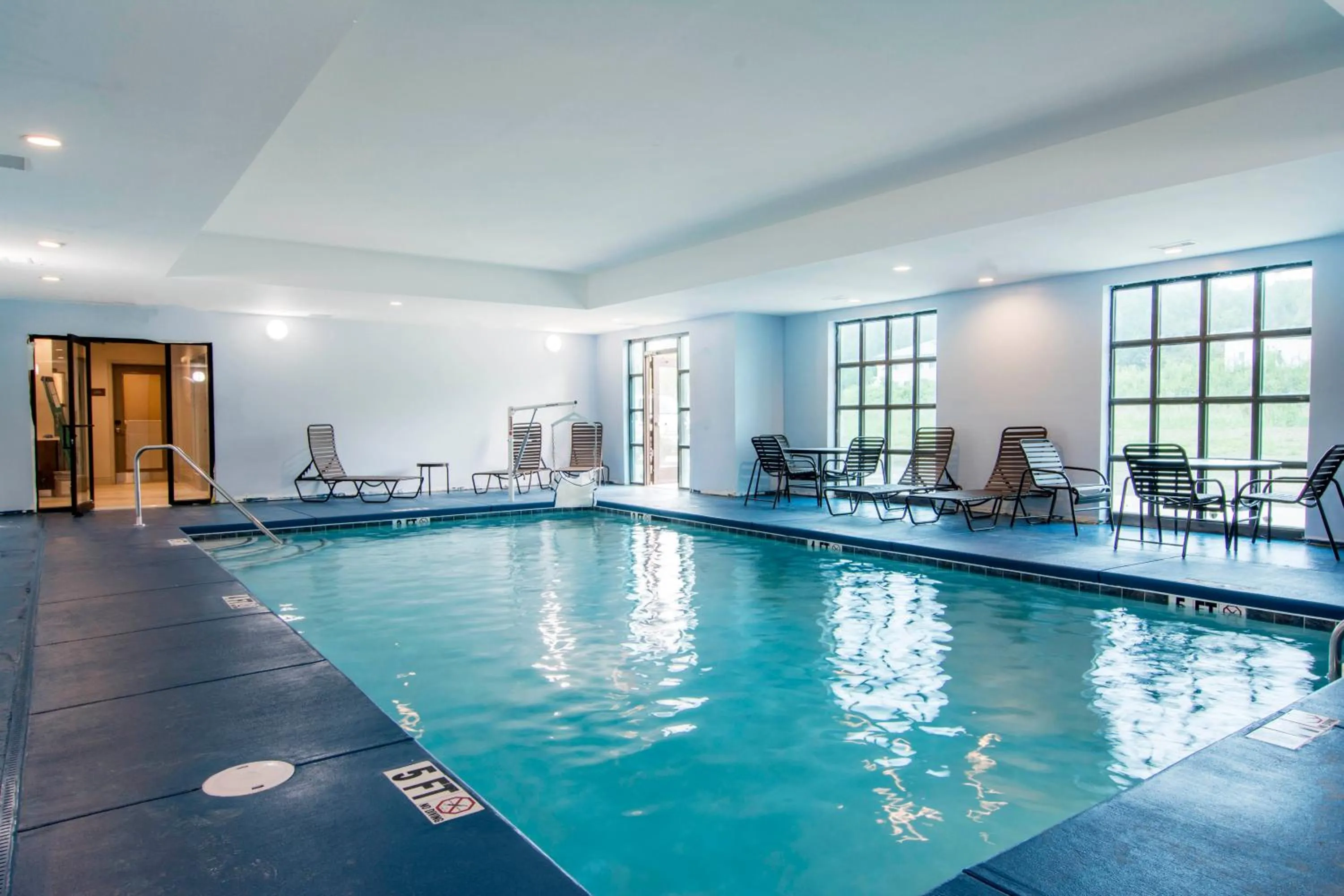 Swimming pool in Comfort Inn & Suites East Ellijay
