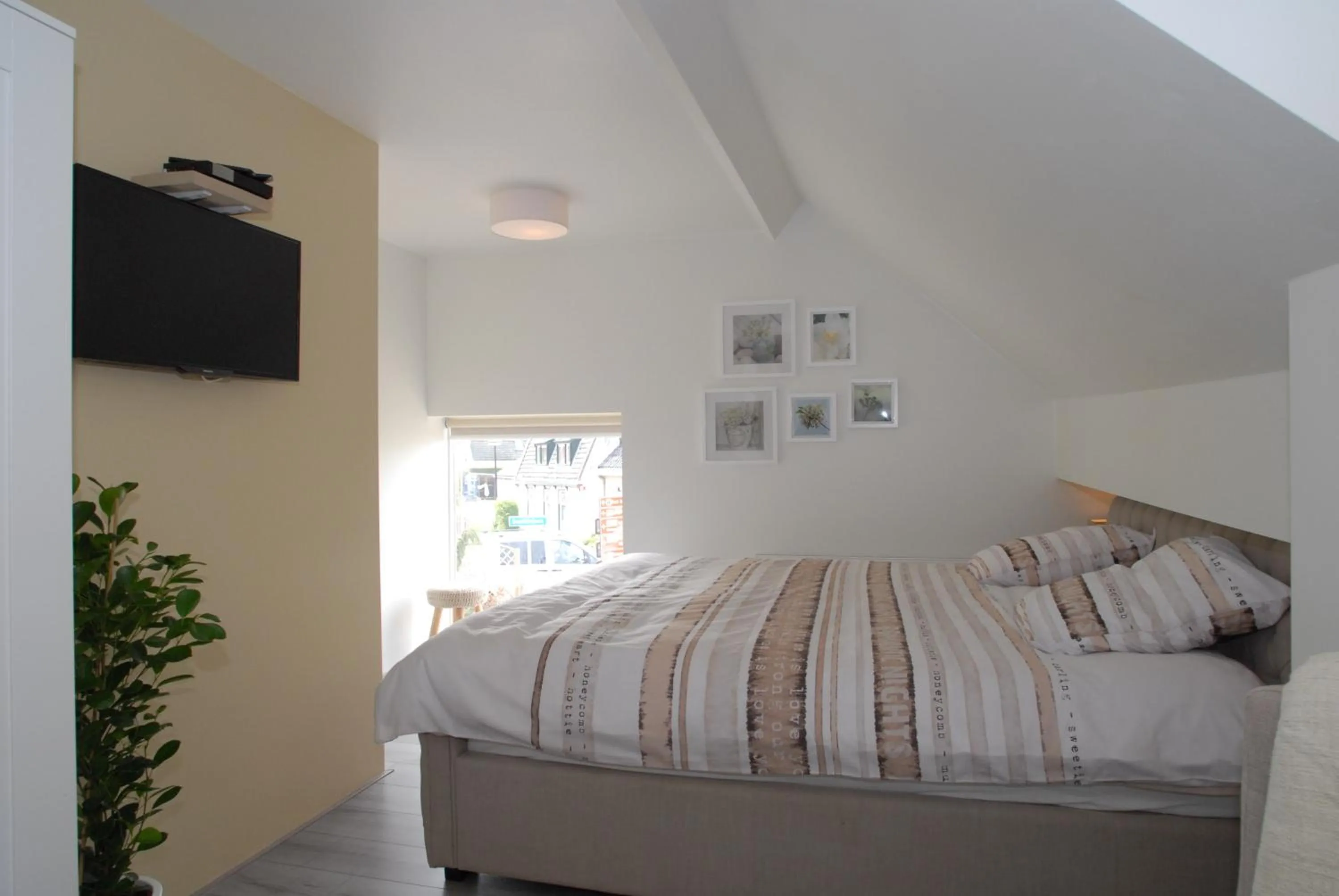 Bed in B&B De Kaagse Boer