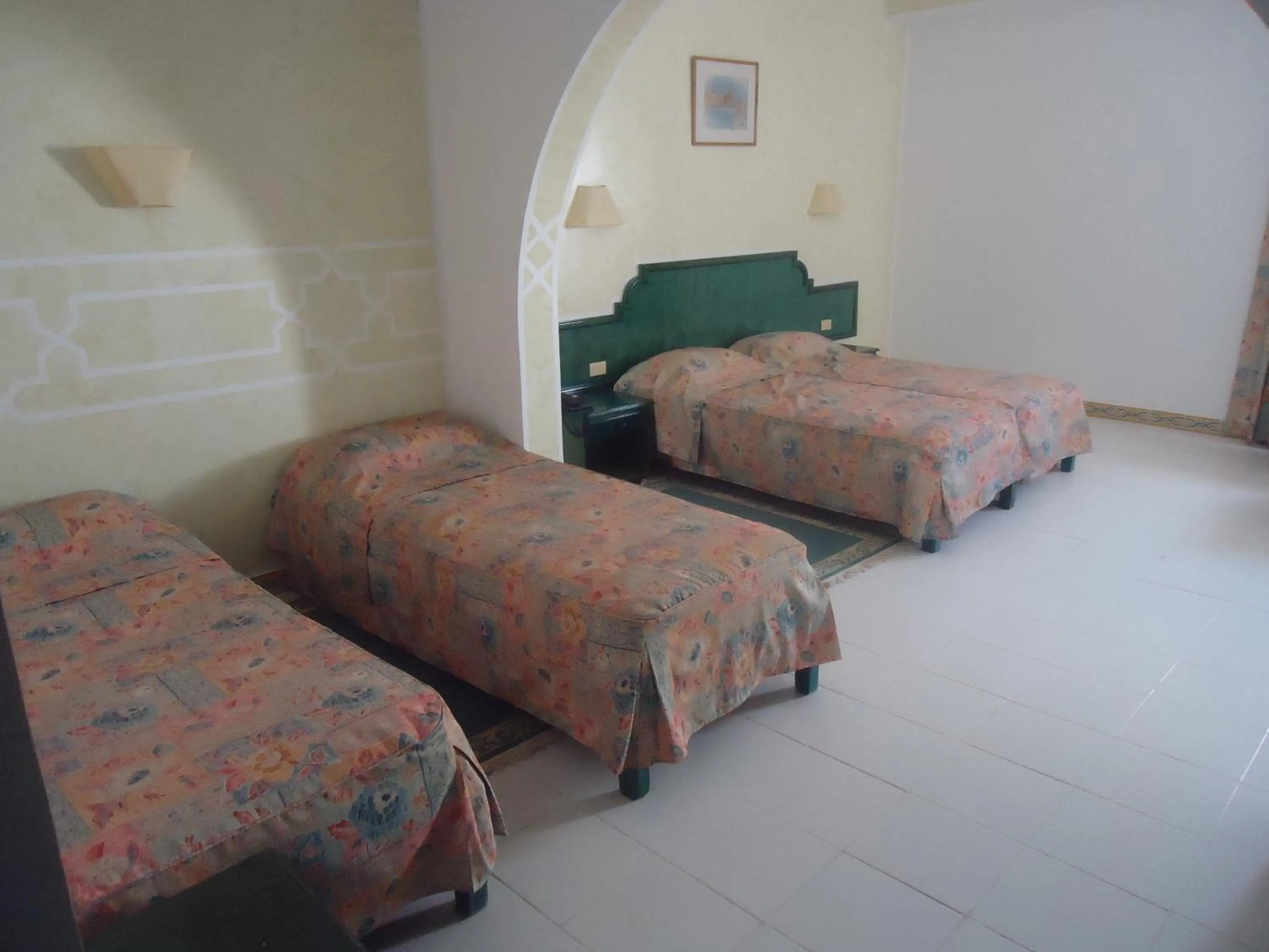 Shower, Bed in Hotel Mezri