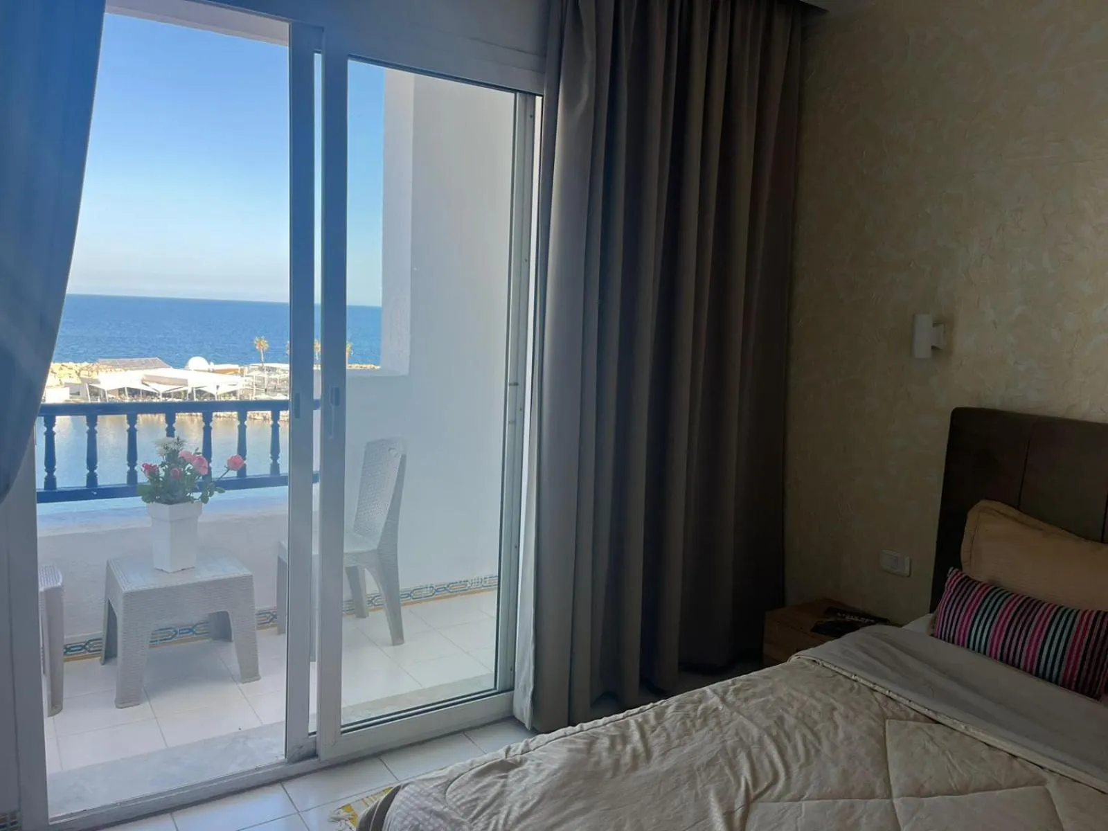 Balcony/Terrace, Bed in Hotel Mezri