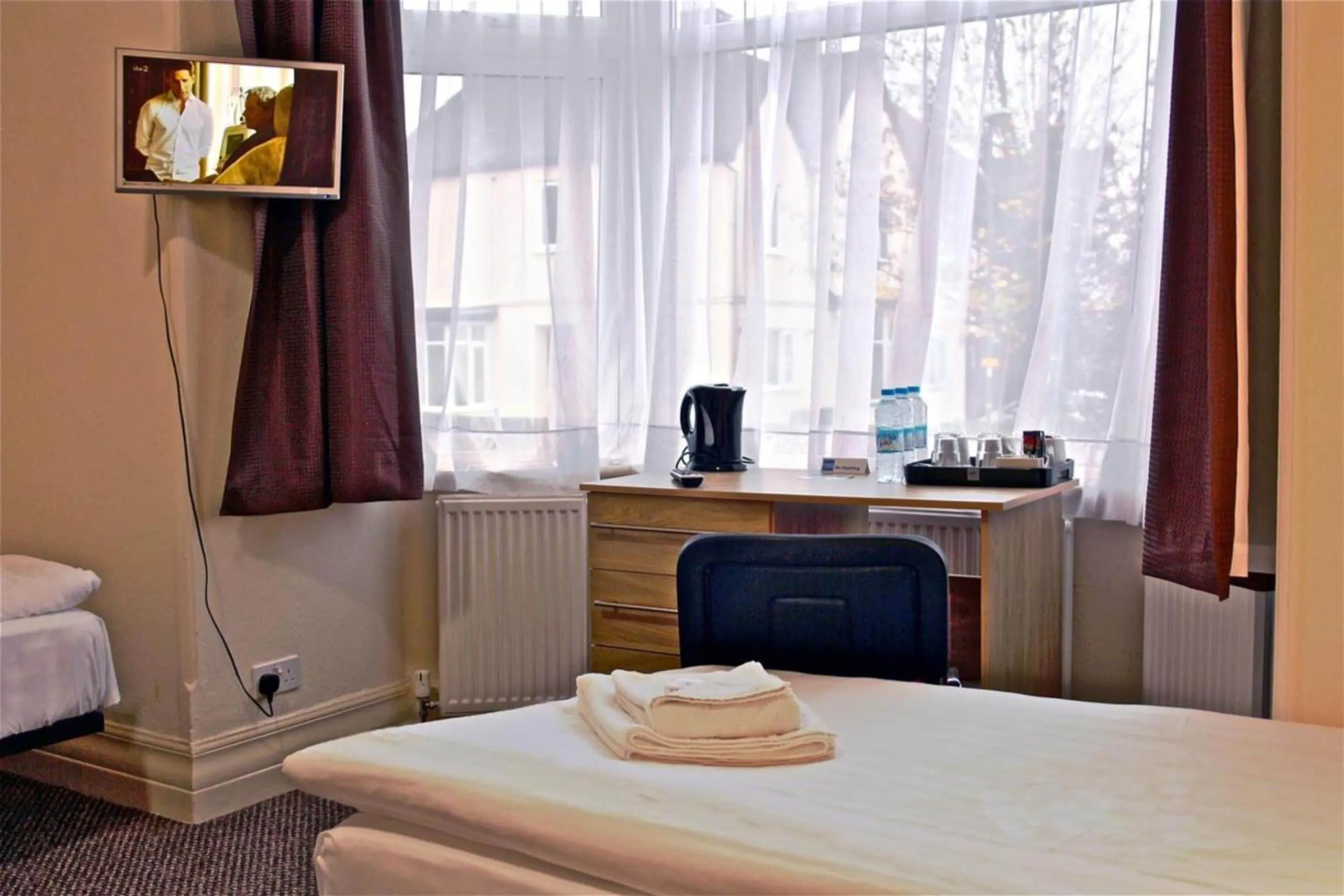 Bedroom, Bed in Central Hotel Golders Green