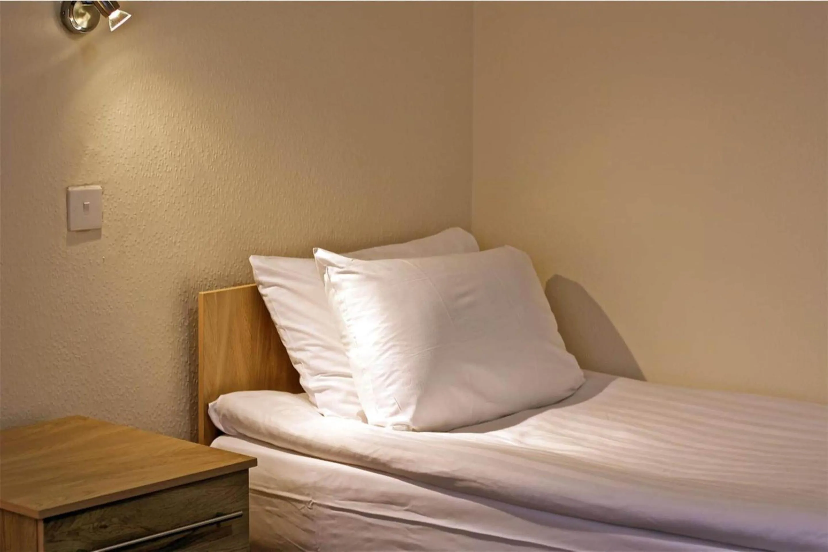 Bedroom, Bed in Central Hotel Golders Green