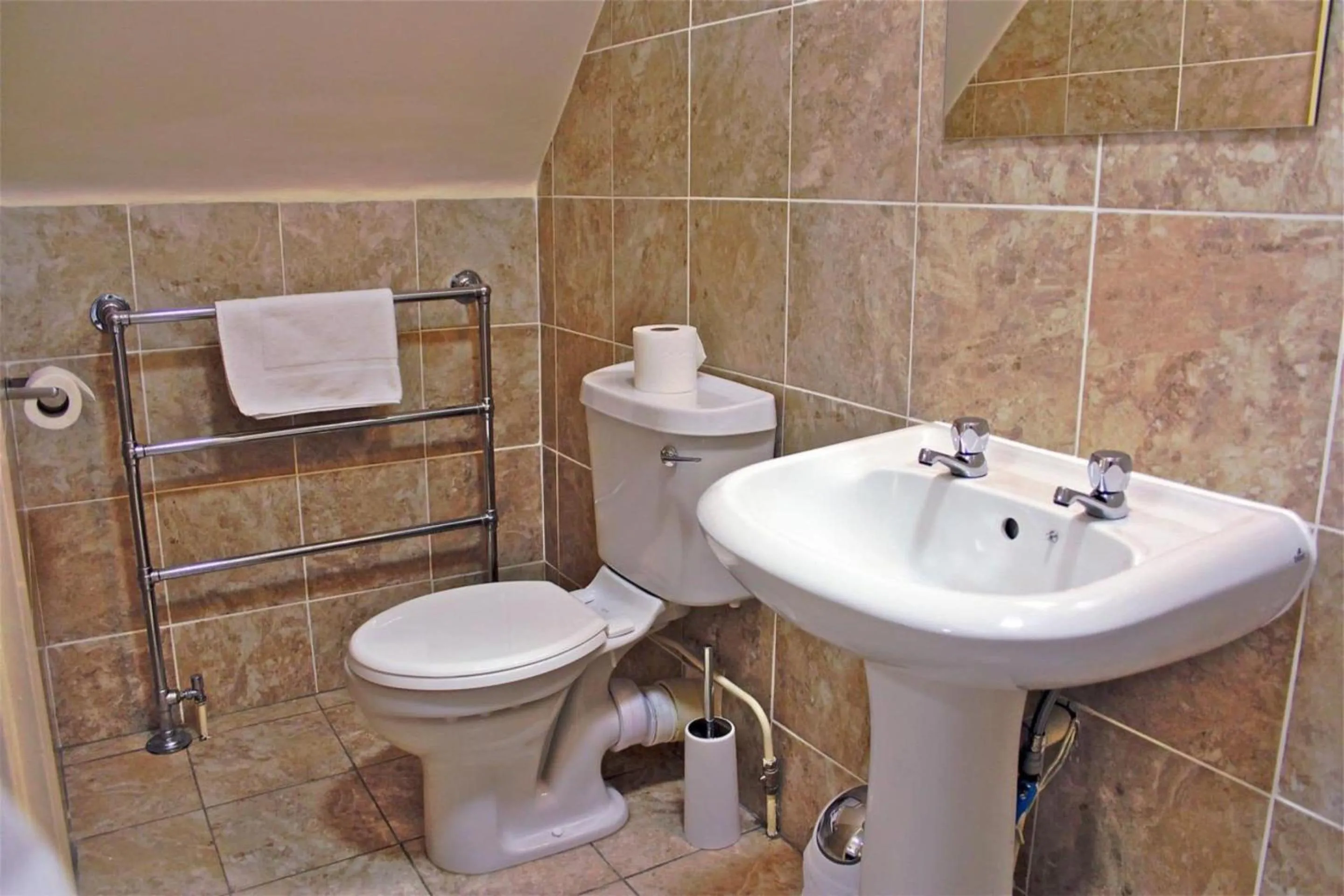 Bathroom in Central Hotel Golders Green