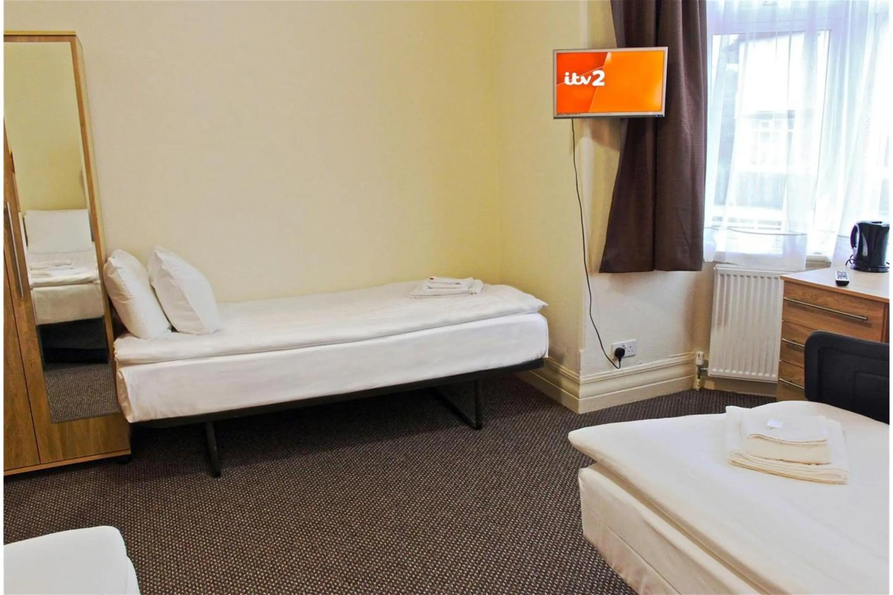 Bedroom, Bed in Central Hotel Golders Green