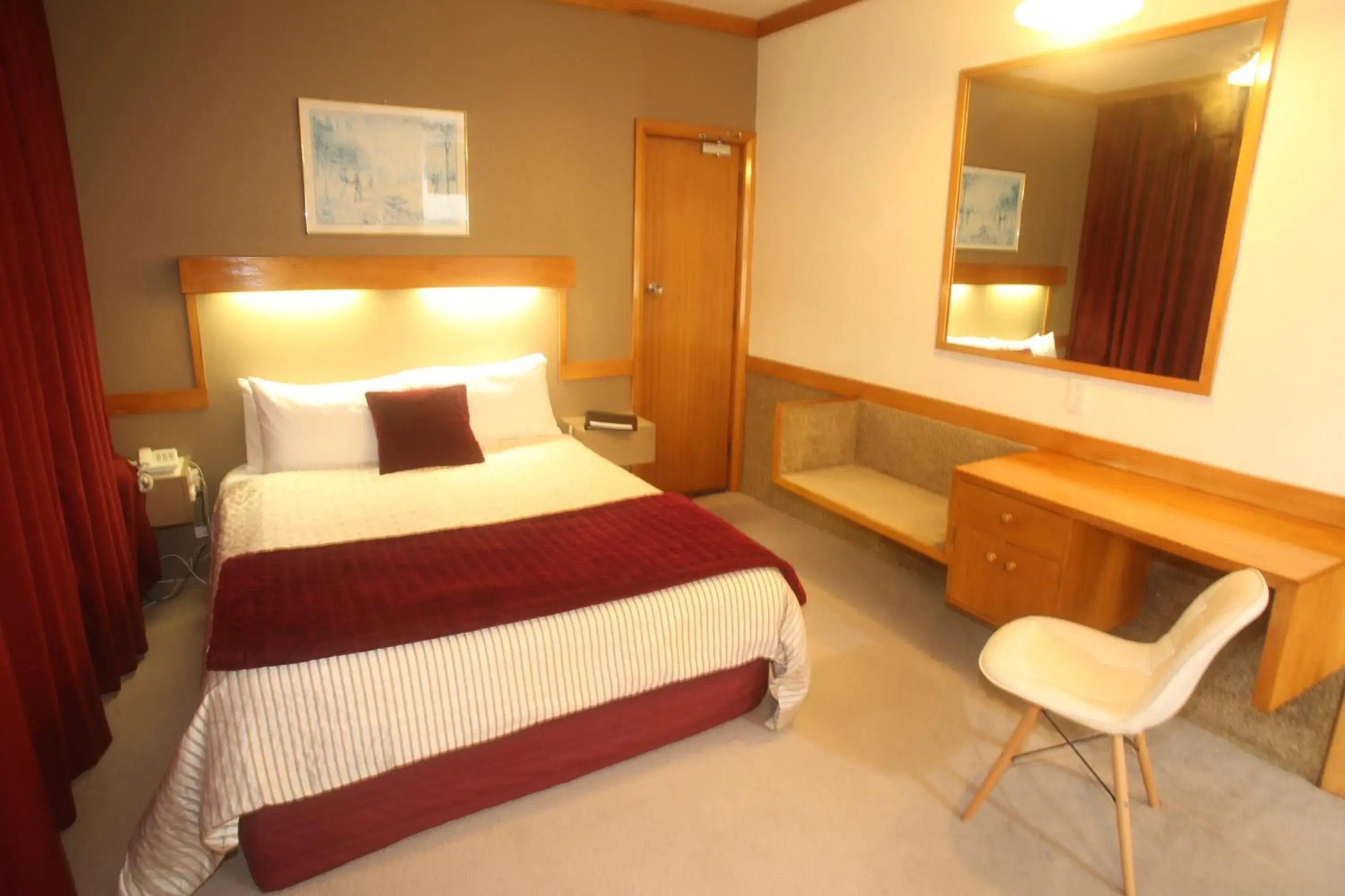 Budget Double Room in The Grand Hotel Wanganui Budget Double Room in The Grand Hotel Wanganui