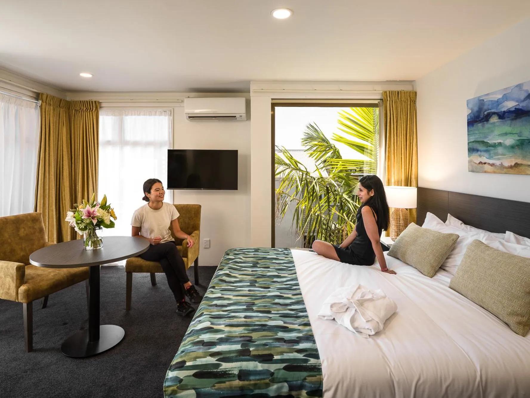 People, Bed in Carnmore Hotel Takapuna