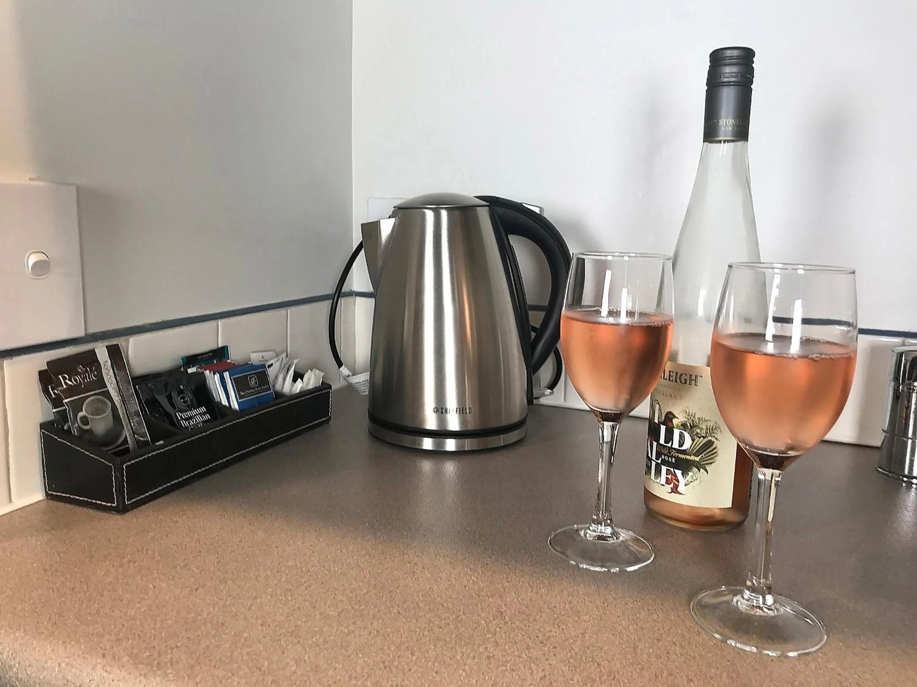 Coffee/tea facilities in Carnmore Hotel Takapuna