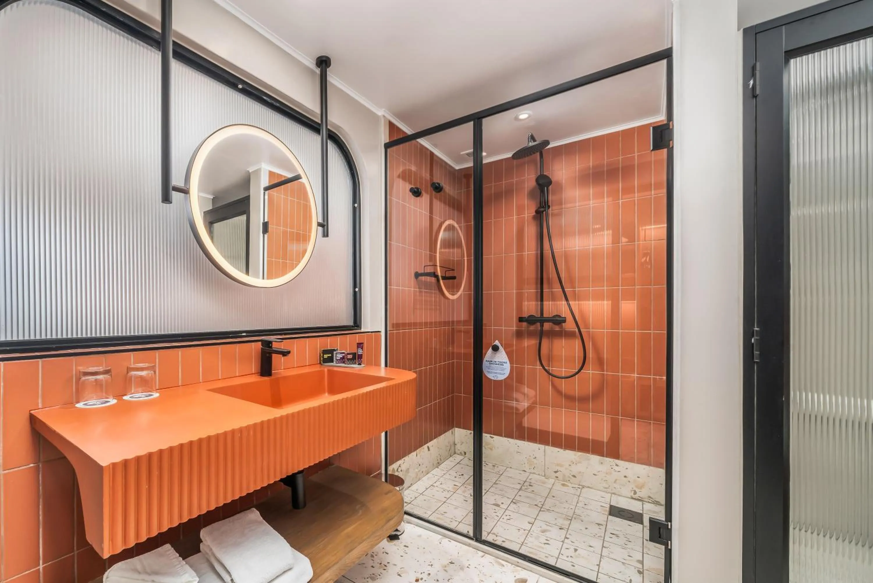 Shower in Courtyard Hotel Gqeberha