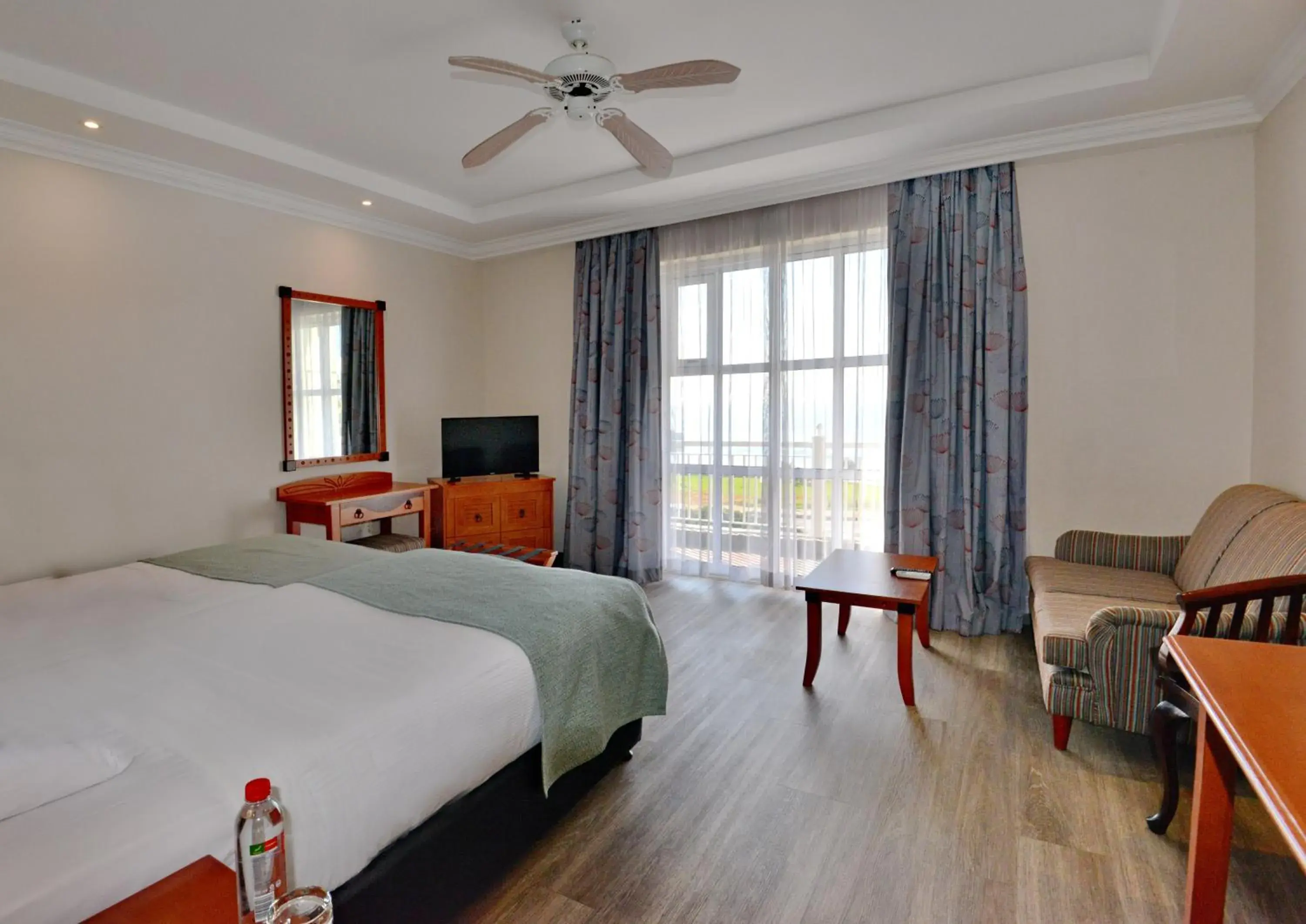 Standard Twin Room with Sea View in Courtyard Hotel Gqeberha Standard Twin Room with Sea View in Courtyard Hotel Gqeberha