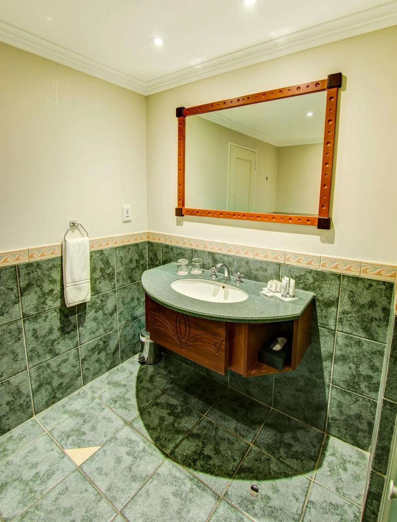 Bathroom in Courtyard Hotel Gqeberha