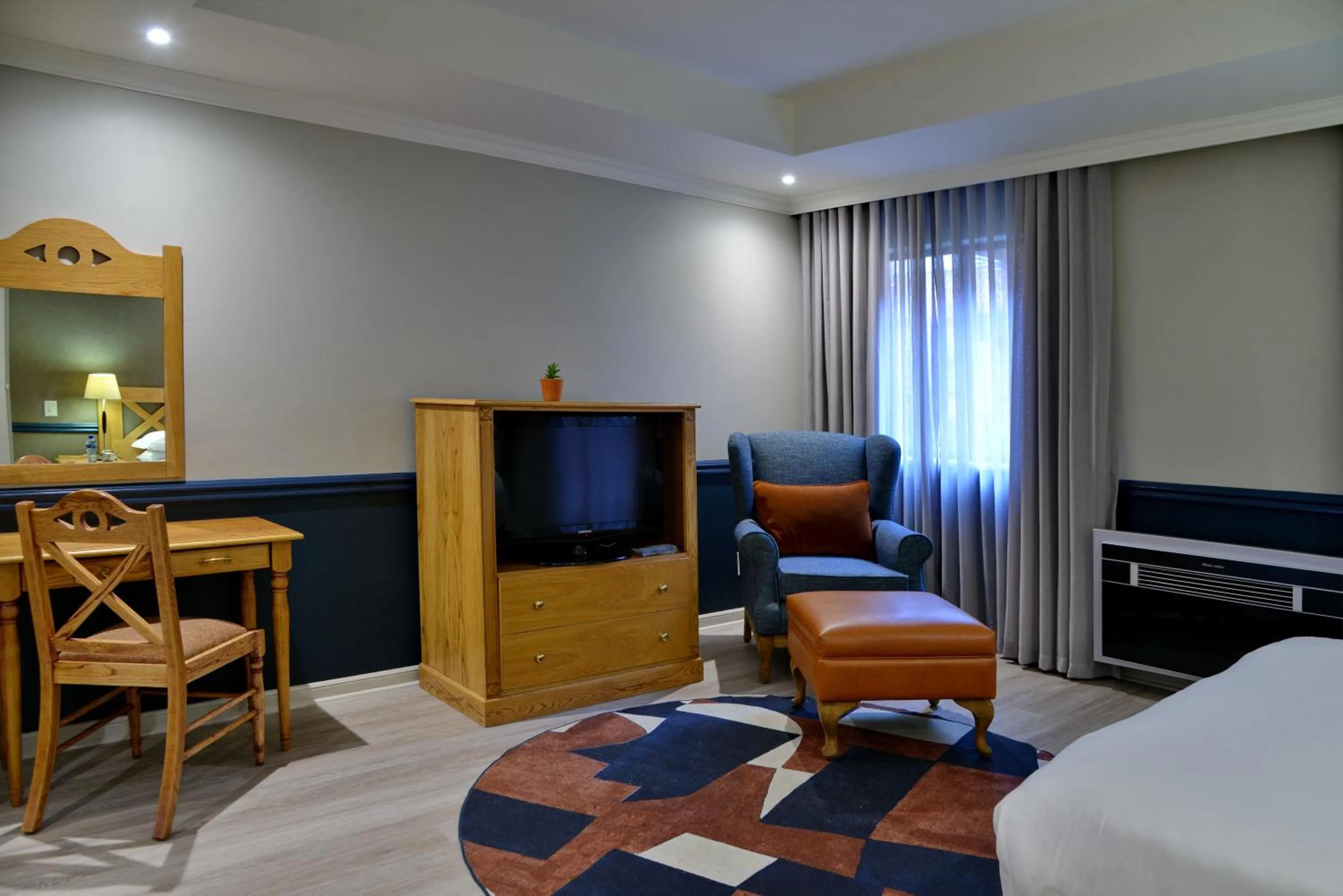 Bedroom, Bed in Courtyard Hotel Rosebank