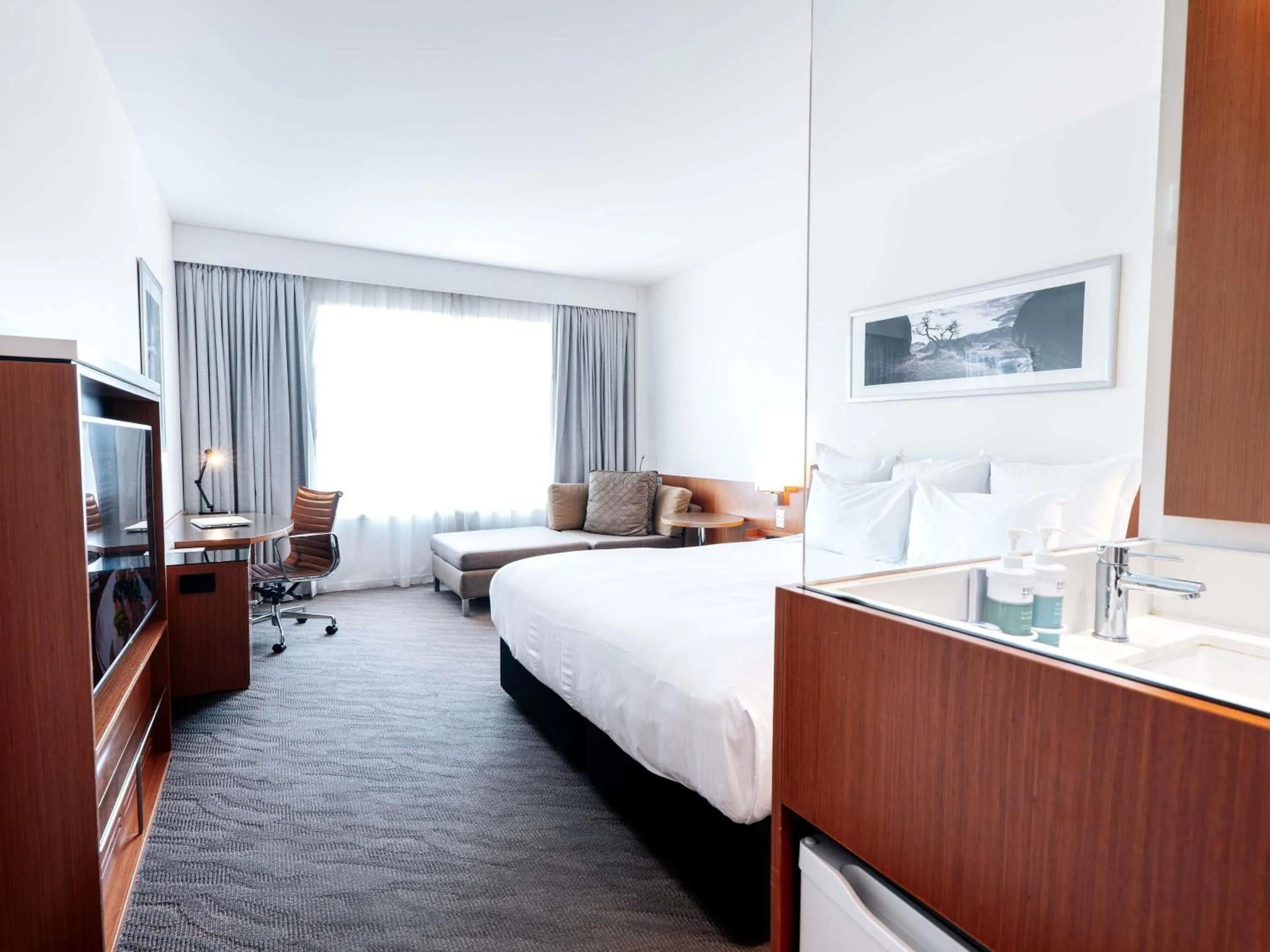 Bedroom, Bed in Novotel Christchurch Cathedral Square