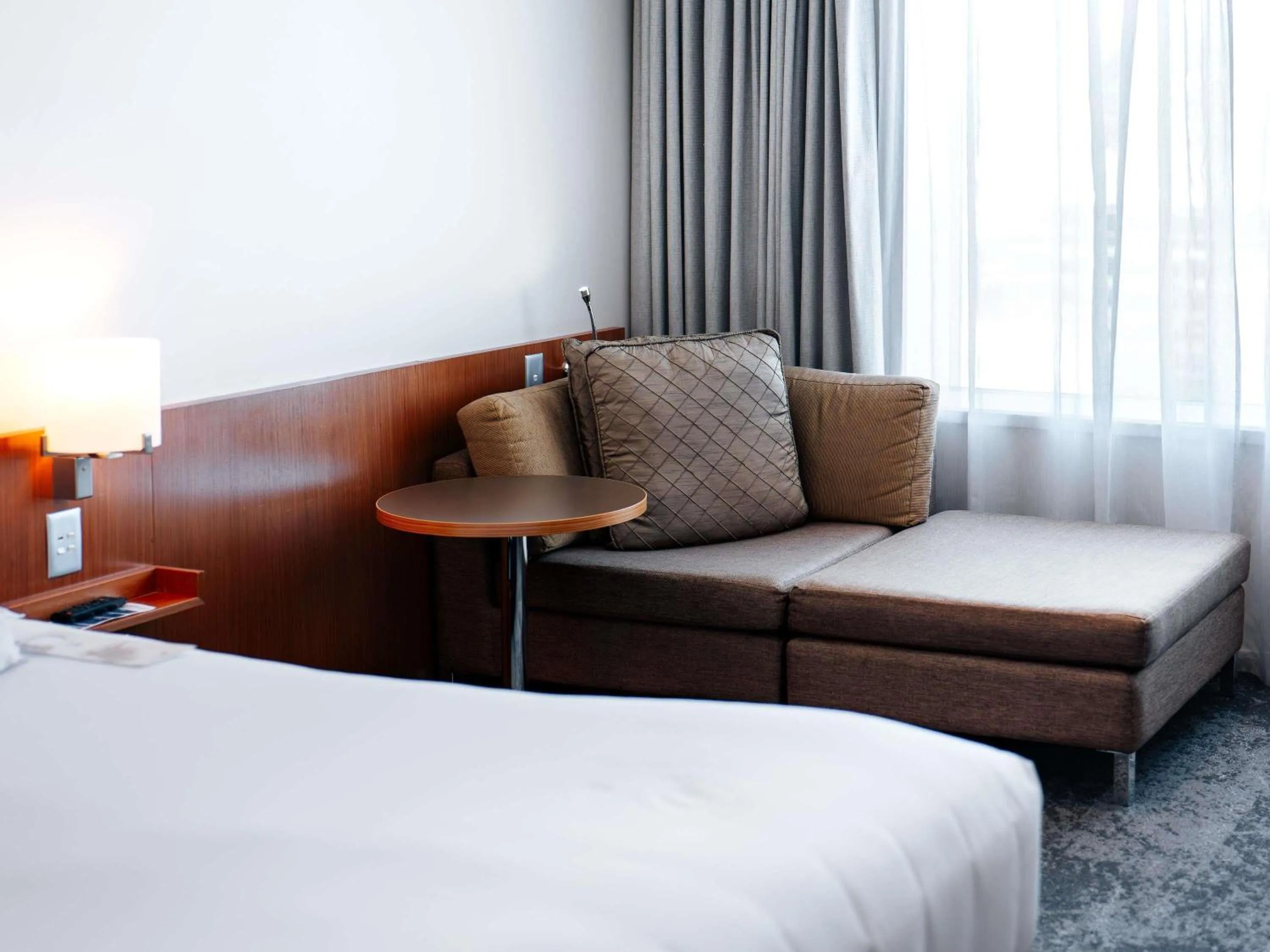 Bedroom, Bed in Novotel Christchurch Cathedral Square