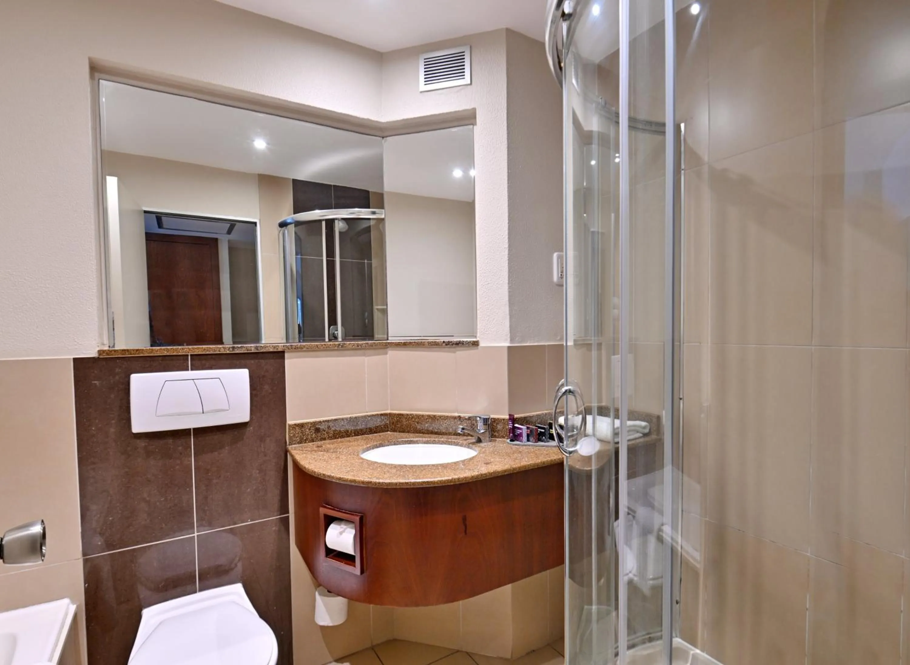 Shower in City Lodge Hotel Gqeberha