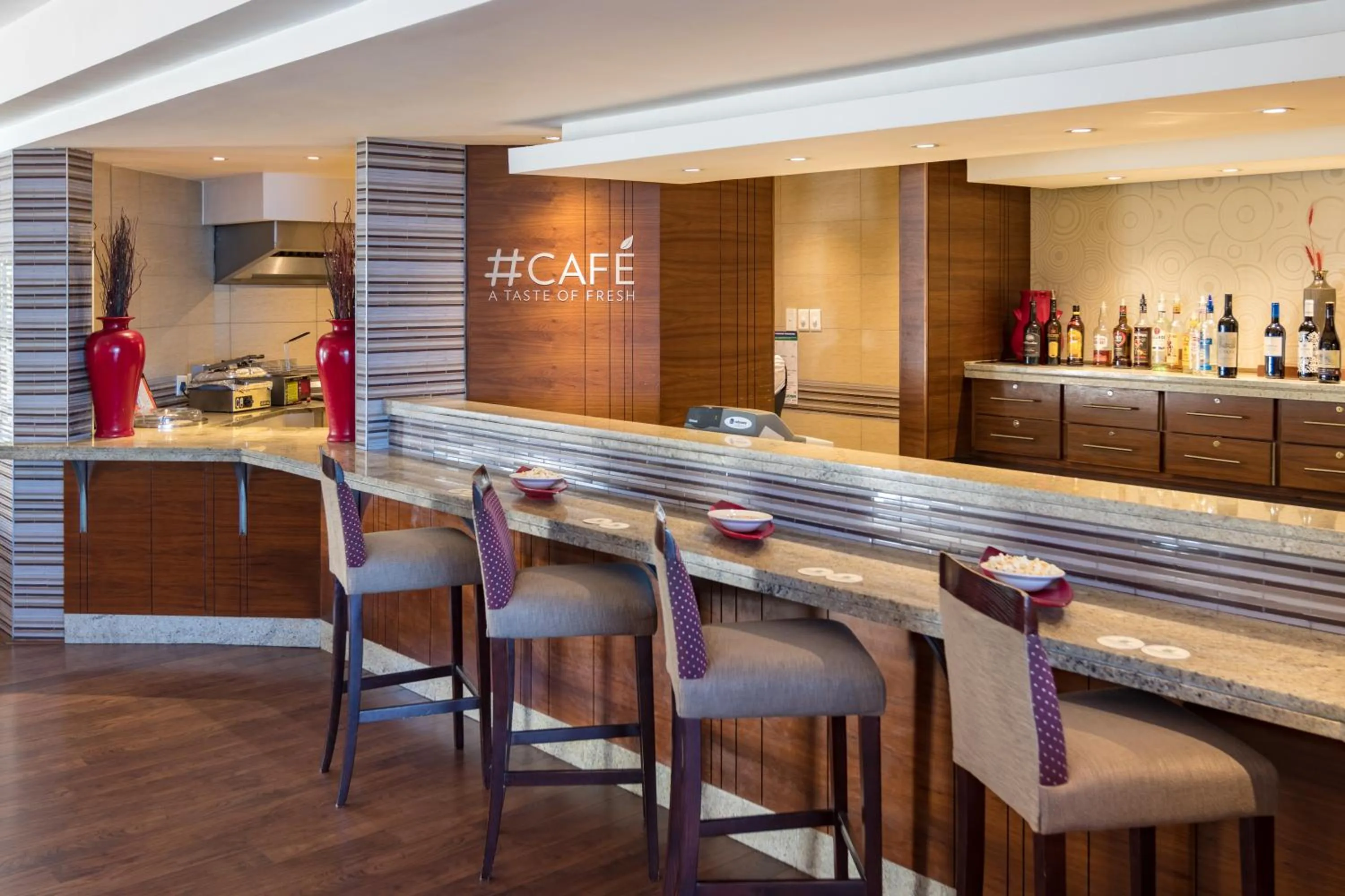 Lounge or bar in City Lodge Hotel Gqeberha