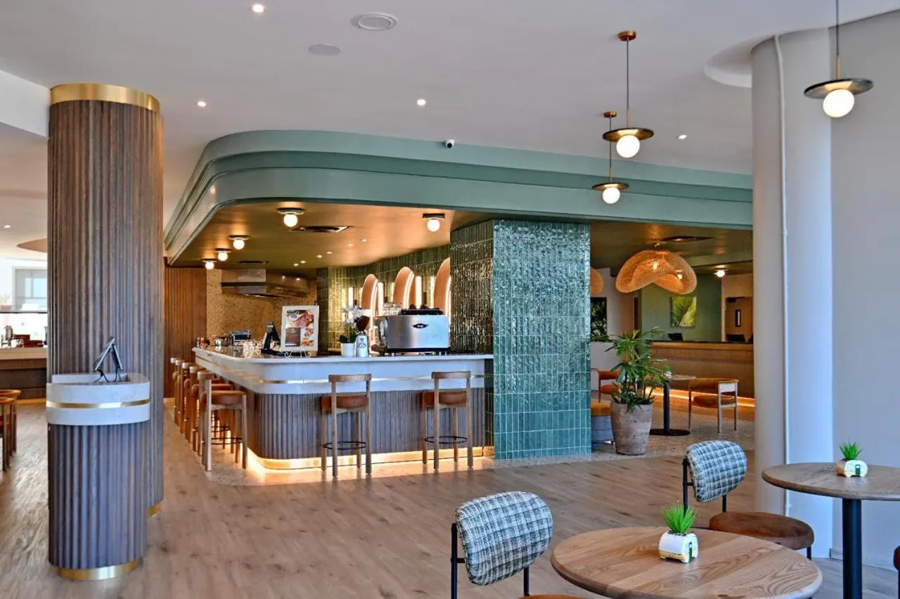 Lounge or bar in City Lodge Hotel Umhlanga Ridge