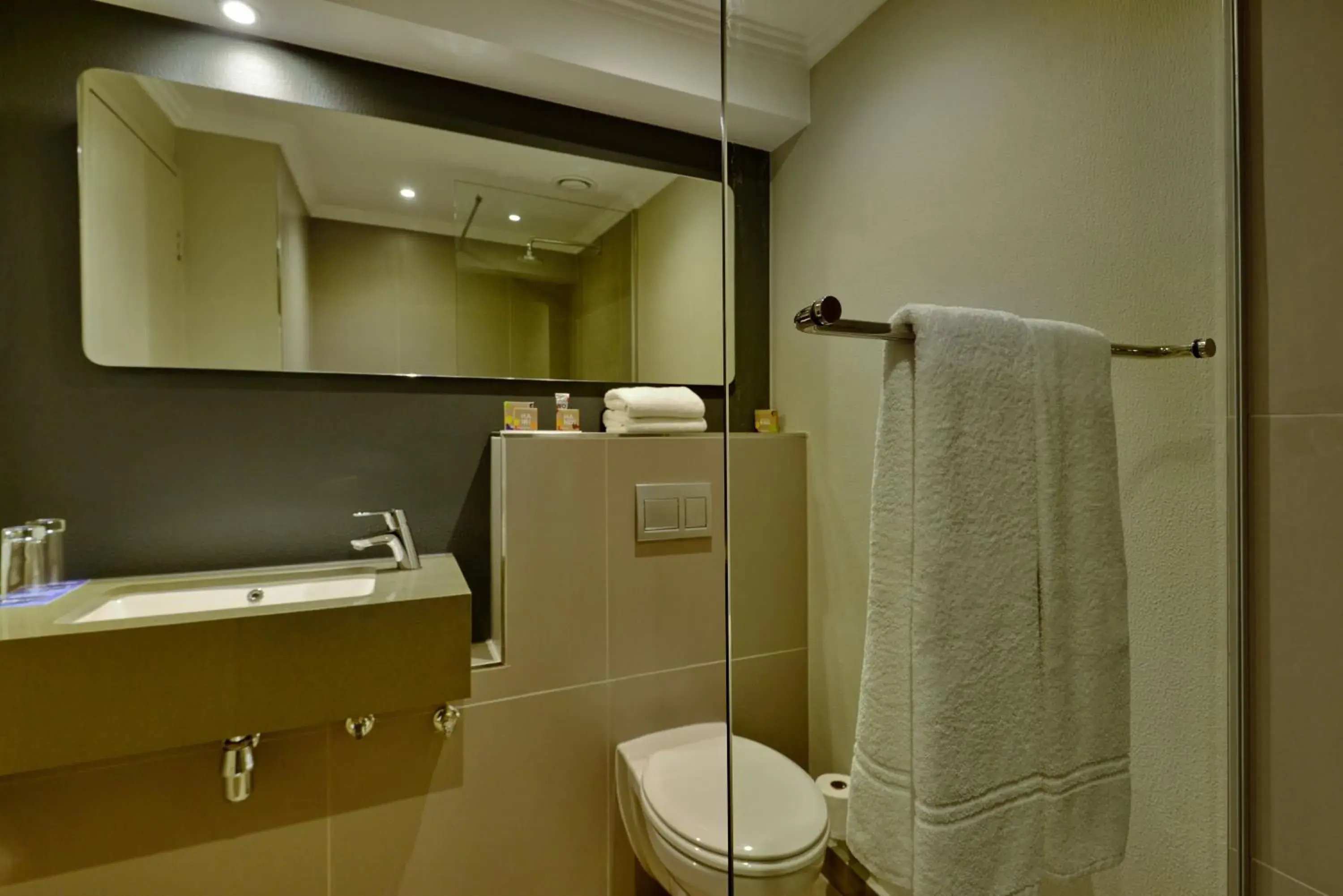 Twin Room - Non-Smoking in Town Lodge Bellville Twin Room - Non-Smoking in Town Lodge Bellville