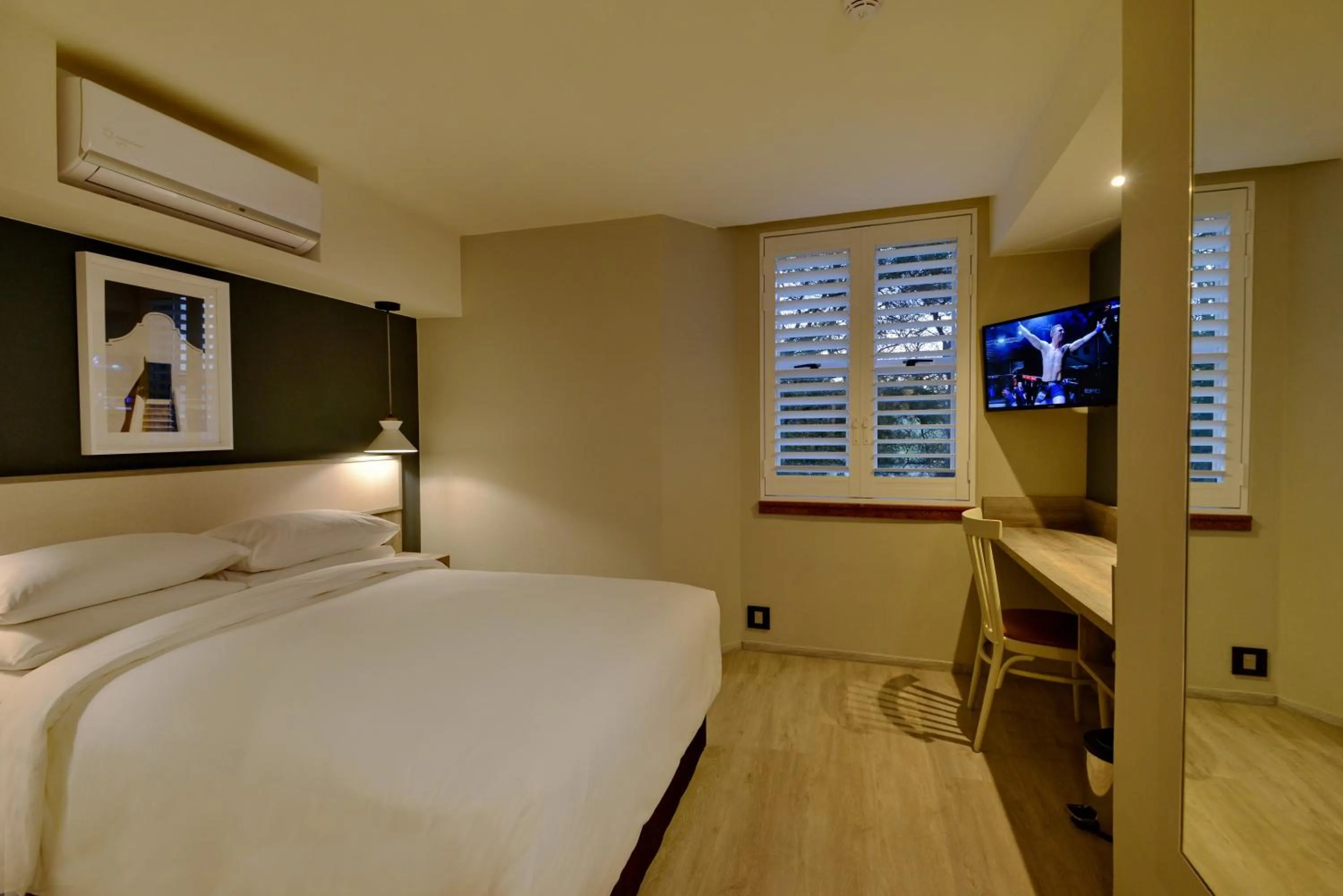 Bedroom, Bed in Town Lodge Bellville