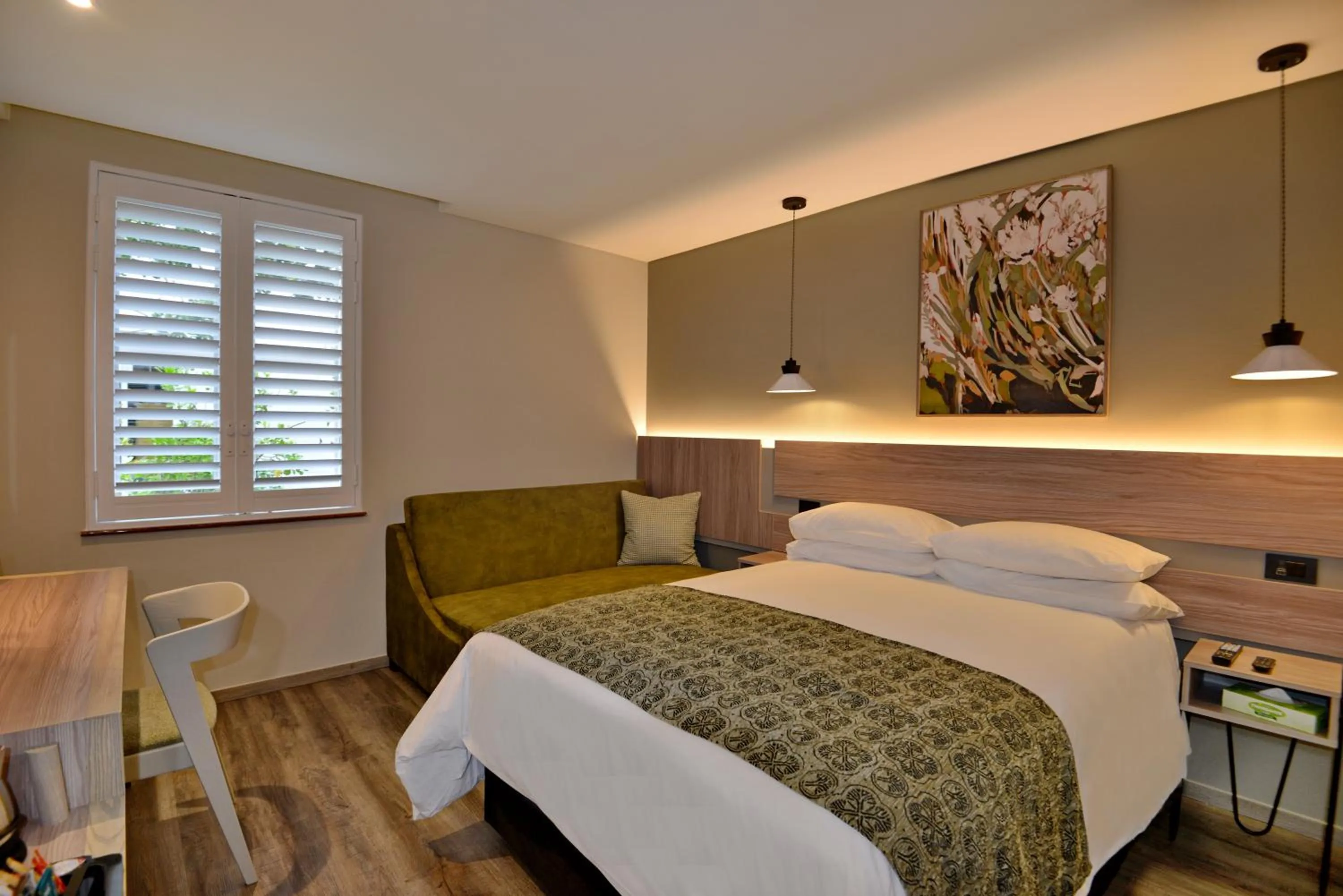 Bedroom, Bed in Town Lodge George