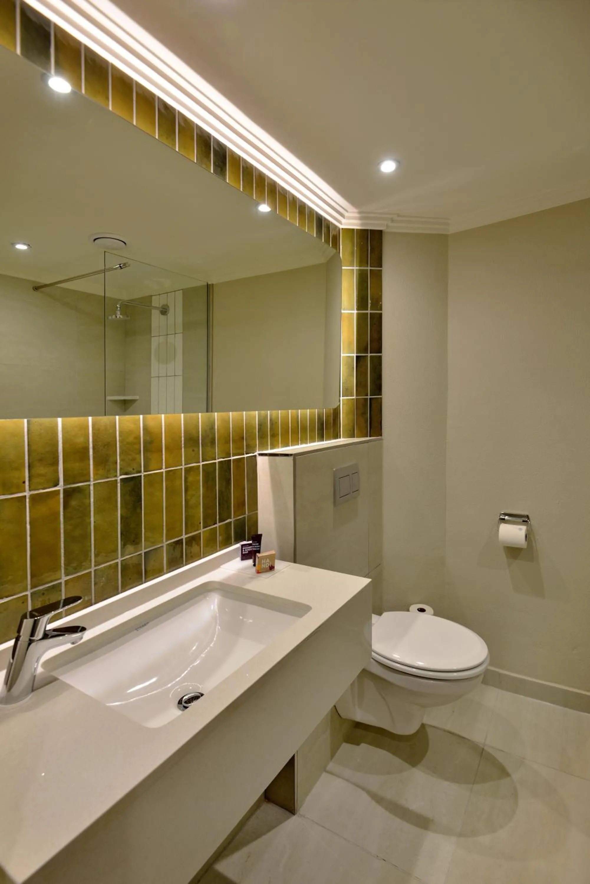 Bathroom in Town Lodge George